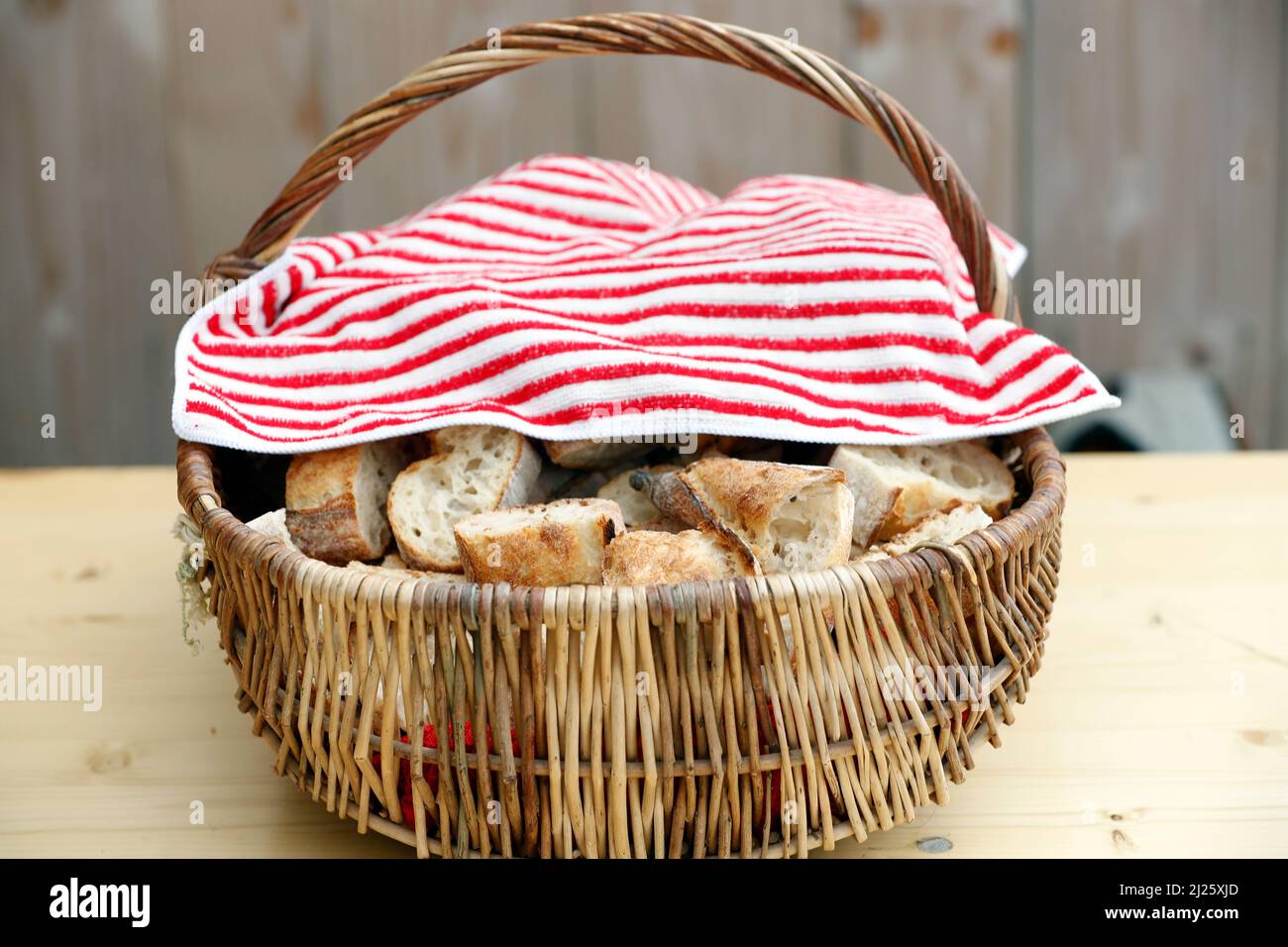 Brotscheiben (französisches Baguette) in einem Korb Stockfoto