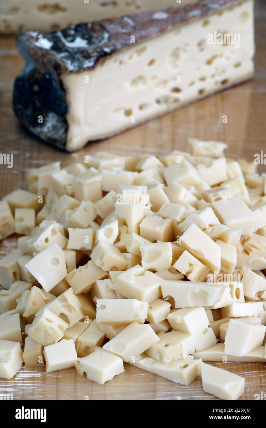 Französischer Bergkäse. Traditionelles Tomme de Savoie. Französische Alpen. Stockfoto