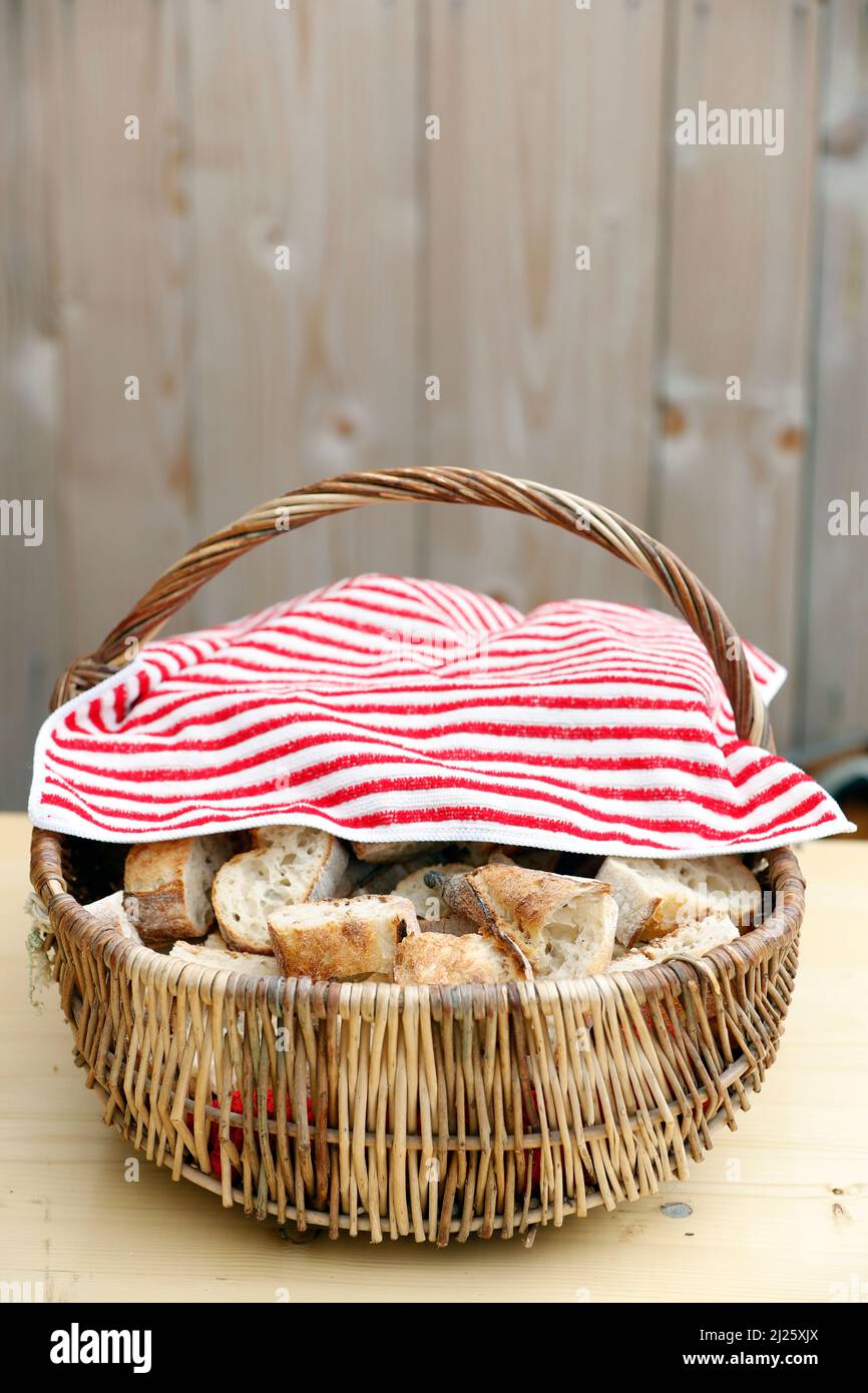Brotscheiben (französisches Baguette) in einem Korb Stockfoto