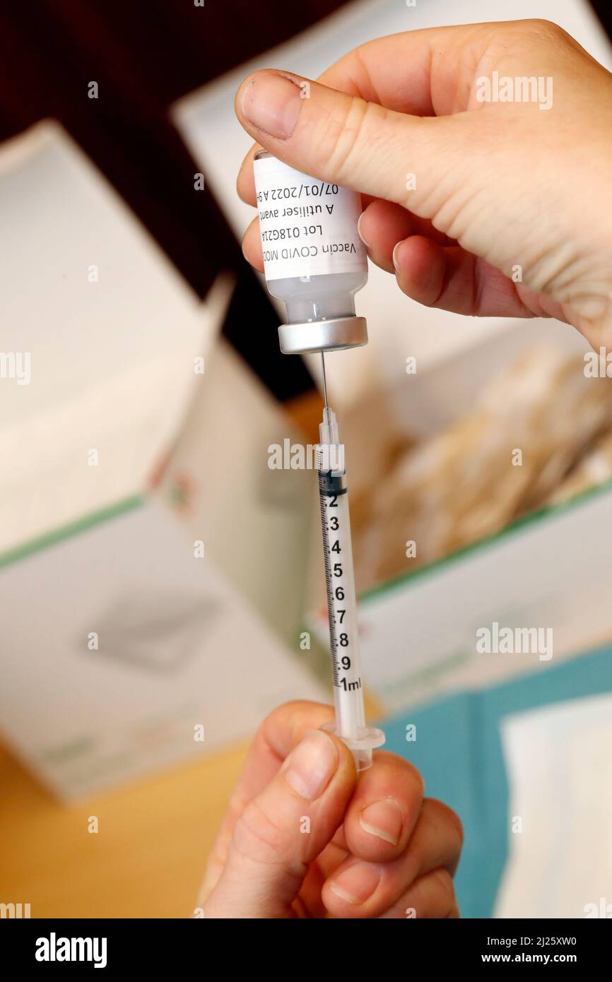 Impfzentrum COVID-19. Der Impfstoff Moderna COVID-19 ist impfbereit. Stockfoto