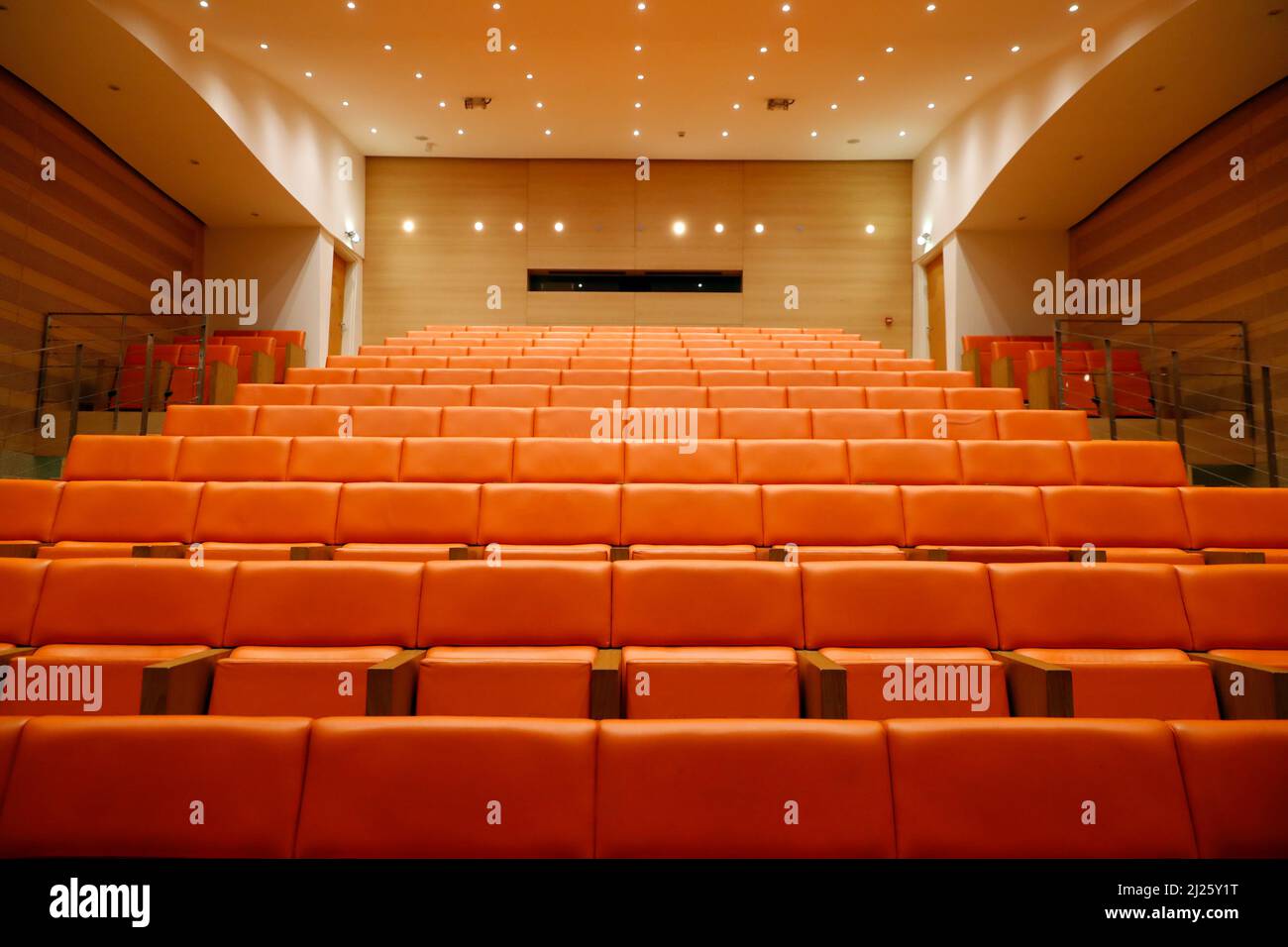 Leere Plätze in einem Theater. Stockfoto