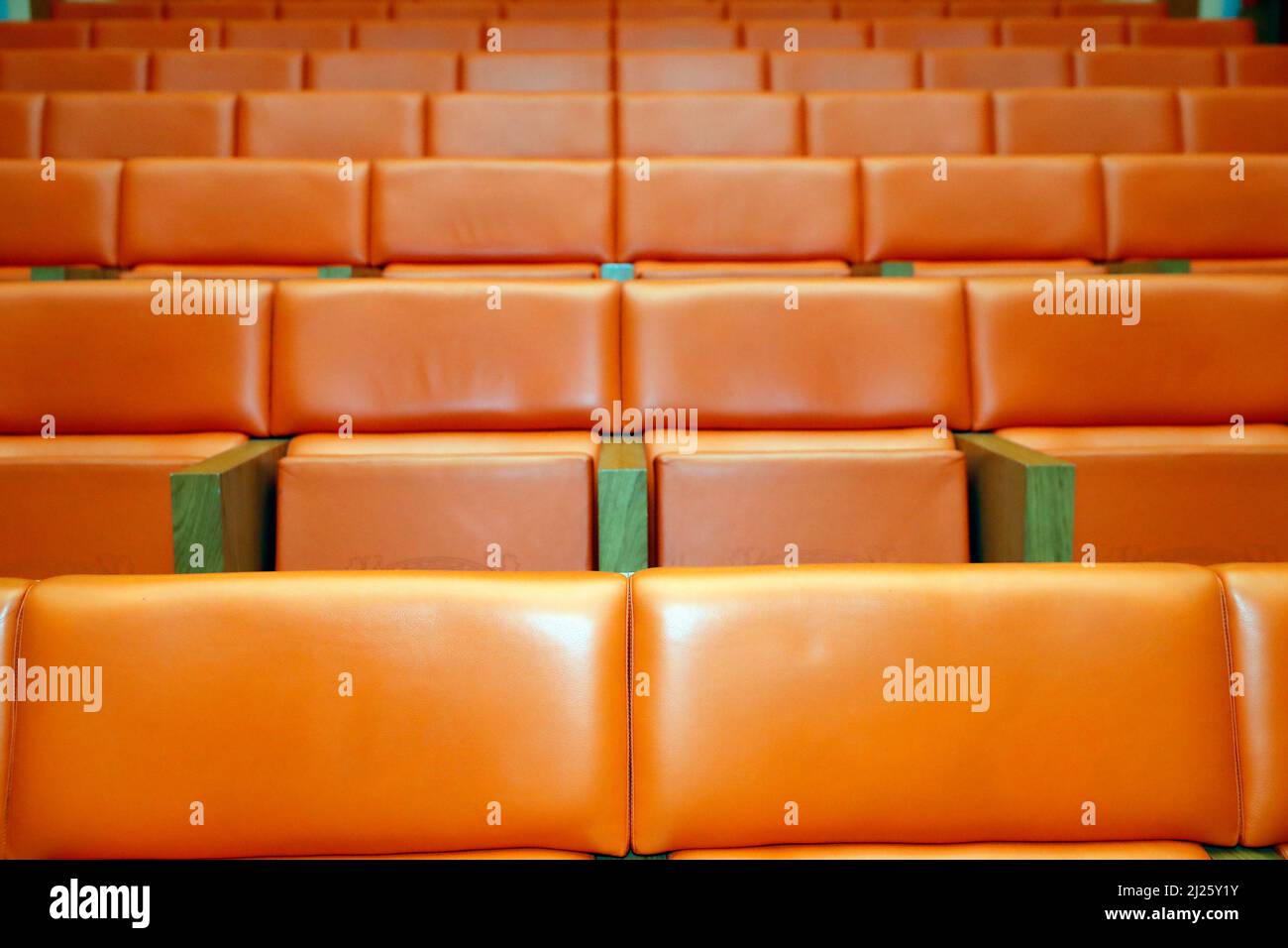 Leere Plätze in einem Theater. Stockfoto