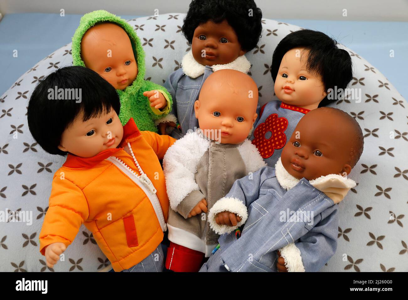Puppen im Maison Bakhita Zentrum für Migranten in Paris, Frankreich. Stockfoto