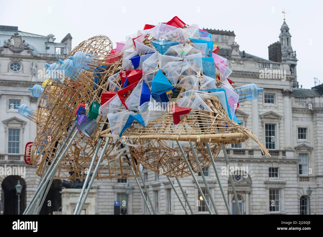 London, Großbritannien. 30. März 2022. Detail von ‘The Arks of Gimokudan’, einer Installation, die der philippinische Künstler Leeroy New anlässlich des Earth Day im Somerset House enthüllt hat. Dies ist New’s erste britische Installation und umfasst drei fantastische, umgedrehte Schiffe, die aus Kunststoffabfällen und recycelten Materialien gebaut wurden. Die Installation, die bis zum 26. April zu sehen ist, greift auf die Kultur und Mythologien der Philippinen zurück, einem Land an der vordersten Front des Klimanotstands.Quelle: Stephen Chung / Alamy Live News Stockfoto