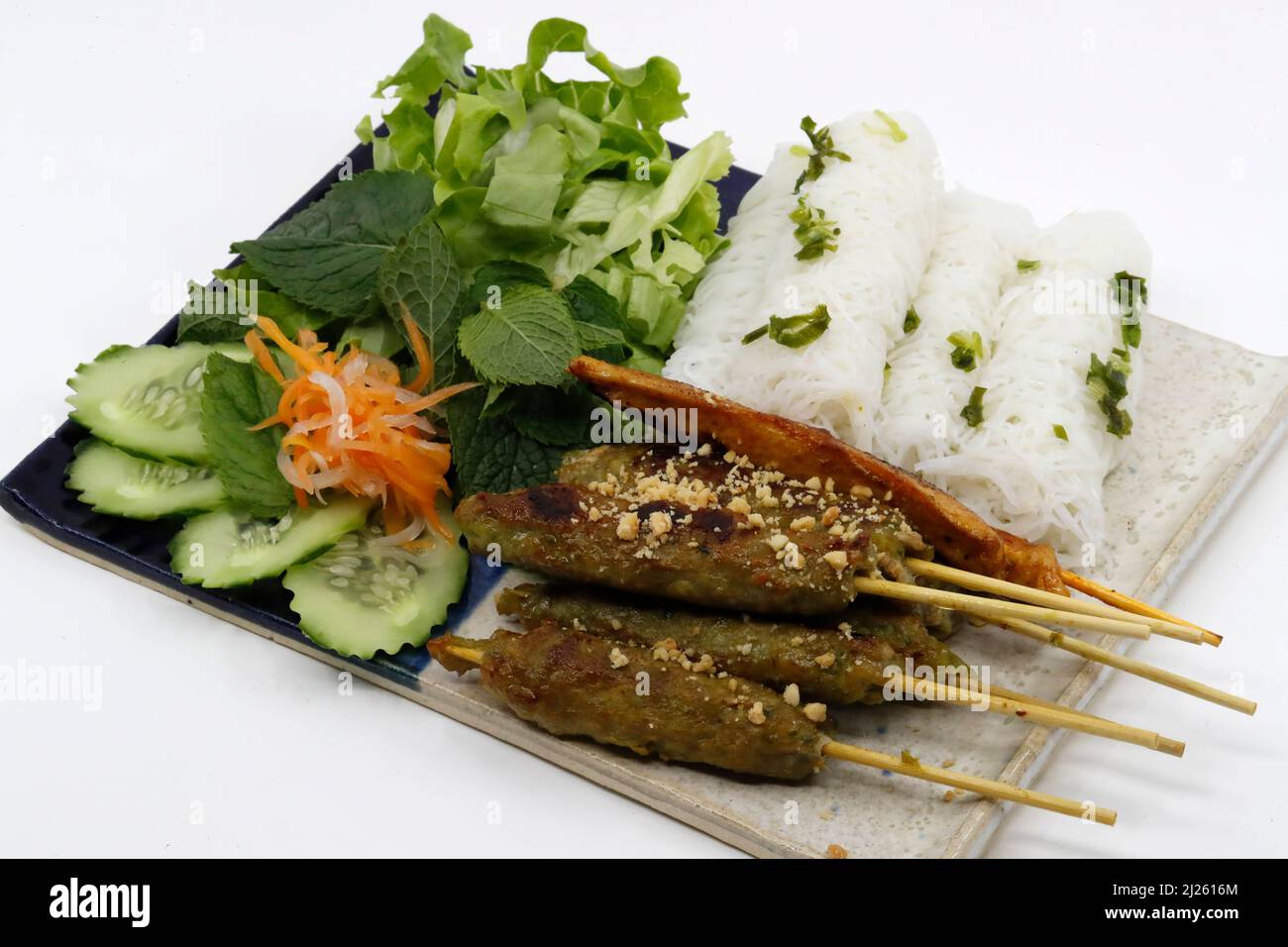 Asiatische Küche. Vietnamesische Frischfleischbrochetten zum Grillen. Stockfoto