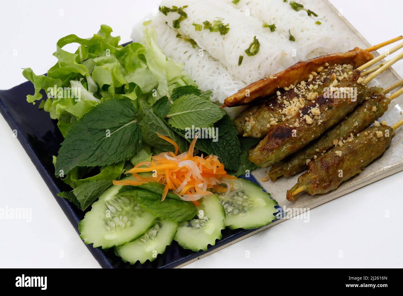 Asiatische Küche. Vietnamesische Frischfleischbrochetten zum Grillen. Stockfoto