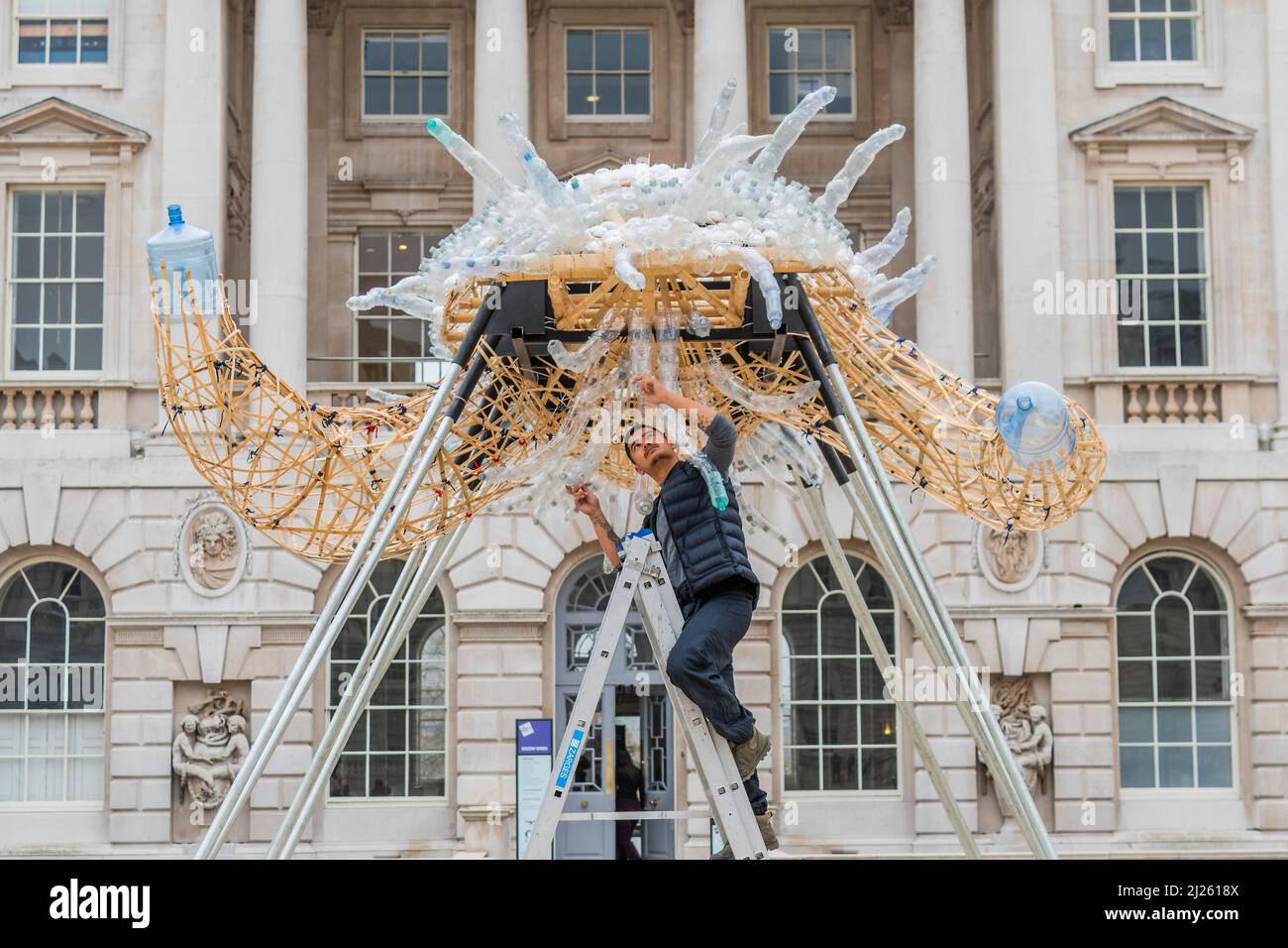 London, Großbritannien. 30. März 2022. The Arks of Gimokudan at Somerset House von dem philippinischen Künstler Leeroy New. Sie wird bis zum 26. April anlässlich des Erdtages zu sehen sein. Es handelt sich um die erste britische Anlage, die als drei umgedrehte Schiffe aus Kunststoffabfällen und recycelten Materialien gebaut wird. Die Installation greift die Kultur und Mythologien der Heimat des Künstlers auf, einem Land an der vordersten Front des Klimanotstands. Kredit: Guy Bell/Alamy Live Nachrichten Stockfoto