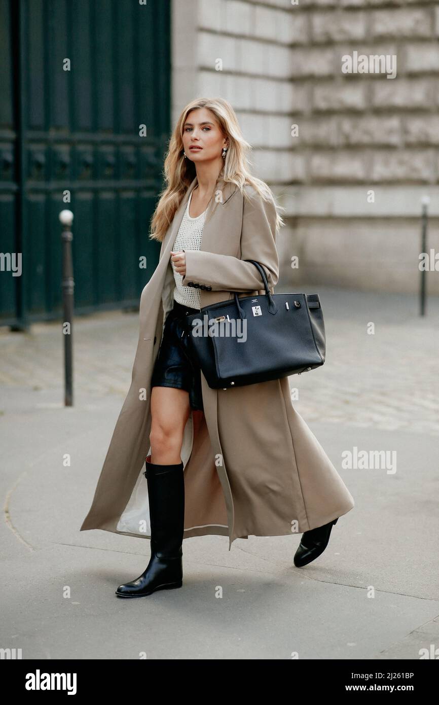 Xenia Adonts im Straßenstil bei der Hermes Herbst-Winter 2022-2023 Show