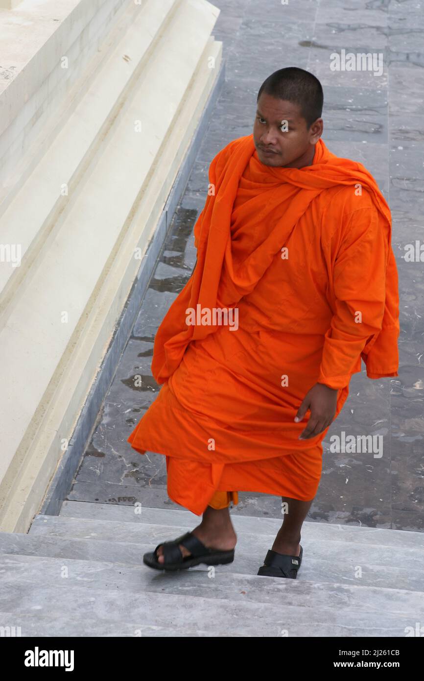 Buddhistischer Mönch, der traditionelle Safranroben trägt, nähert sich dem Wat Preah Keo Morokat, aka Silver Pagode, Phnom Penh, Kambodscha Stockfoto