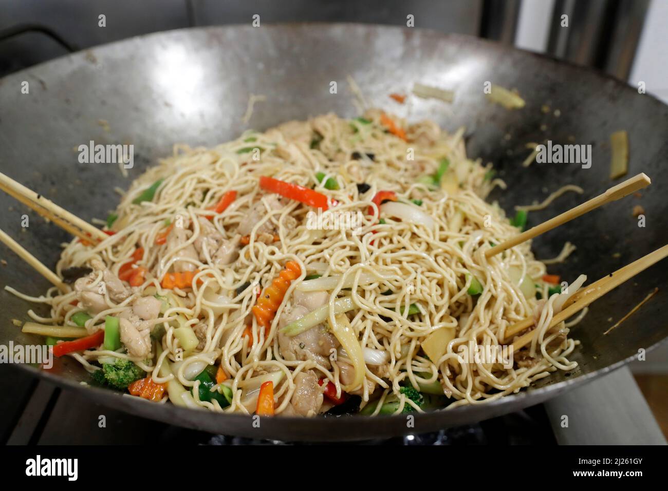 Asiatische Küche. Gebratene Nudeln mit Gemüse und Huhn. Stockfoto