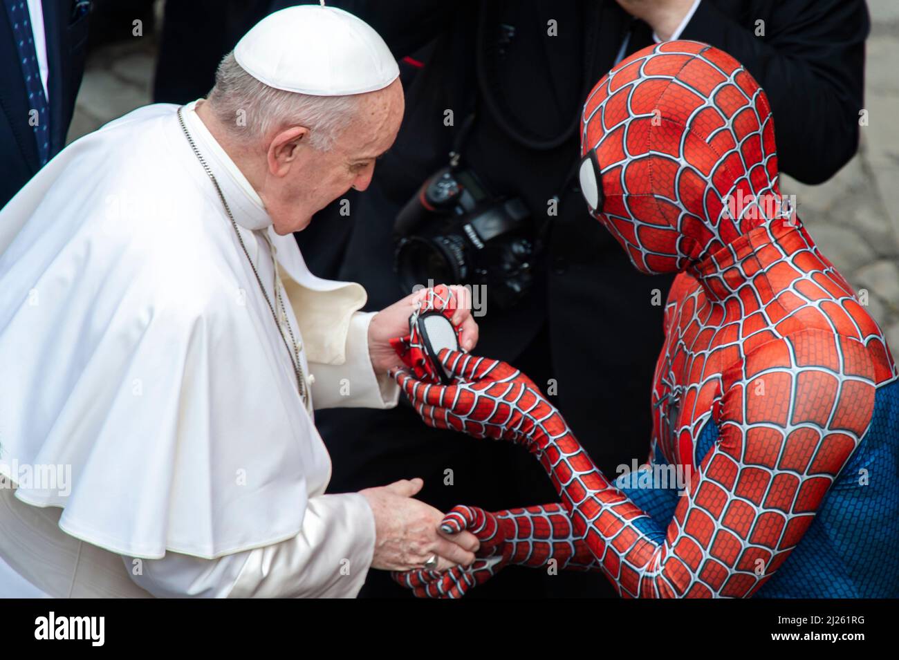 Mattia Villardita trägt ein Kostüm der Spider-man-Fantasy-Figur, die in Krankenhäusern für kranke Kinder auftritt, übergibt dem Papst eine Spider-man-Maske Stockfoto