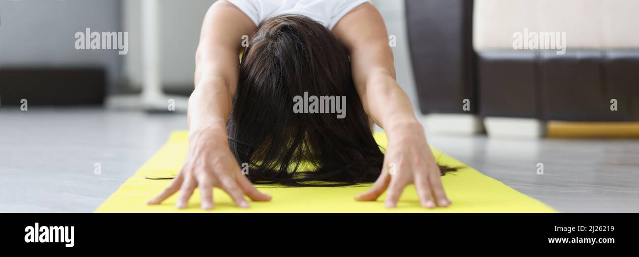 Weibchen in Sportbekleidung trainieren drinnen Stockfoto