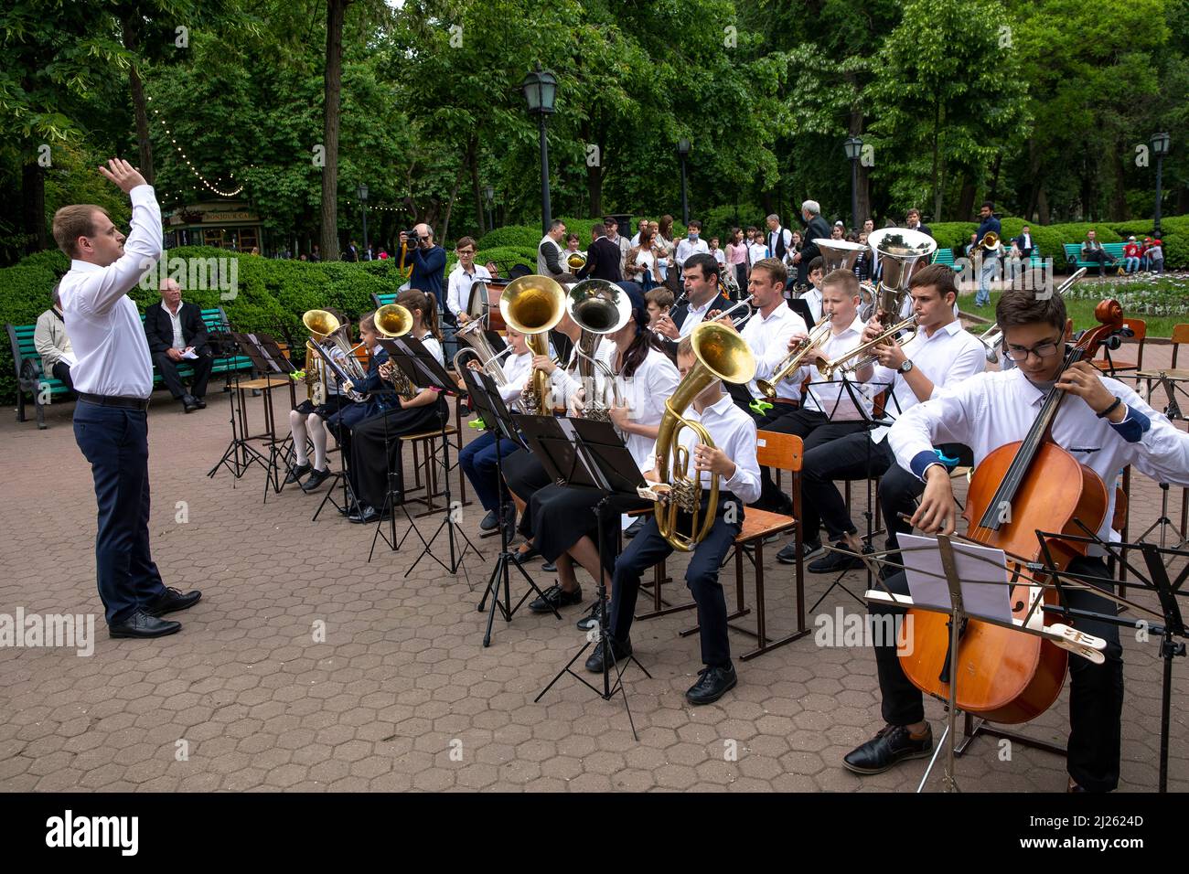 Konzert am Ende des Schuljahres in einem Chisinau-Park, Moldawien Stockfoto