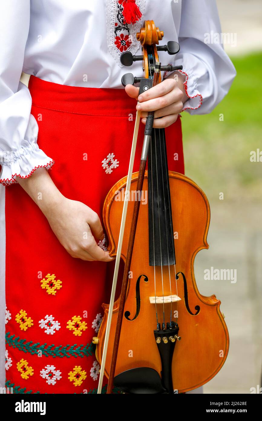 Junger Musiker in einem Chisinau-Park, Moldawien Stockfoto