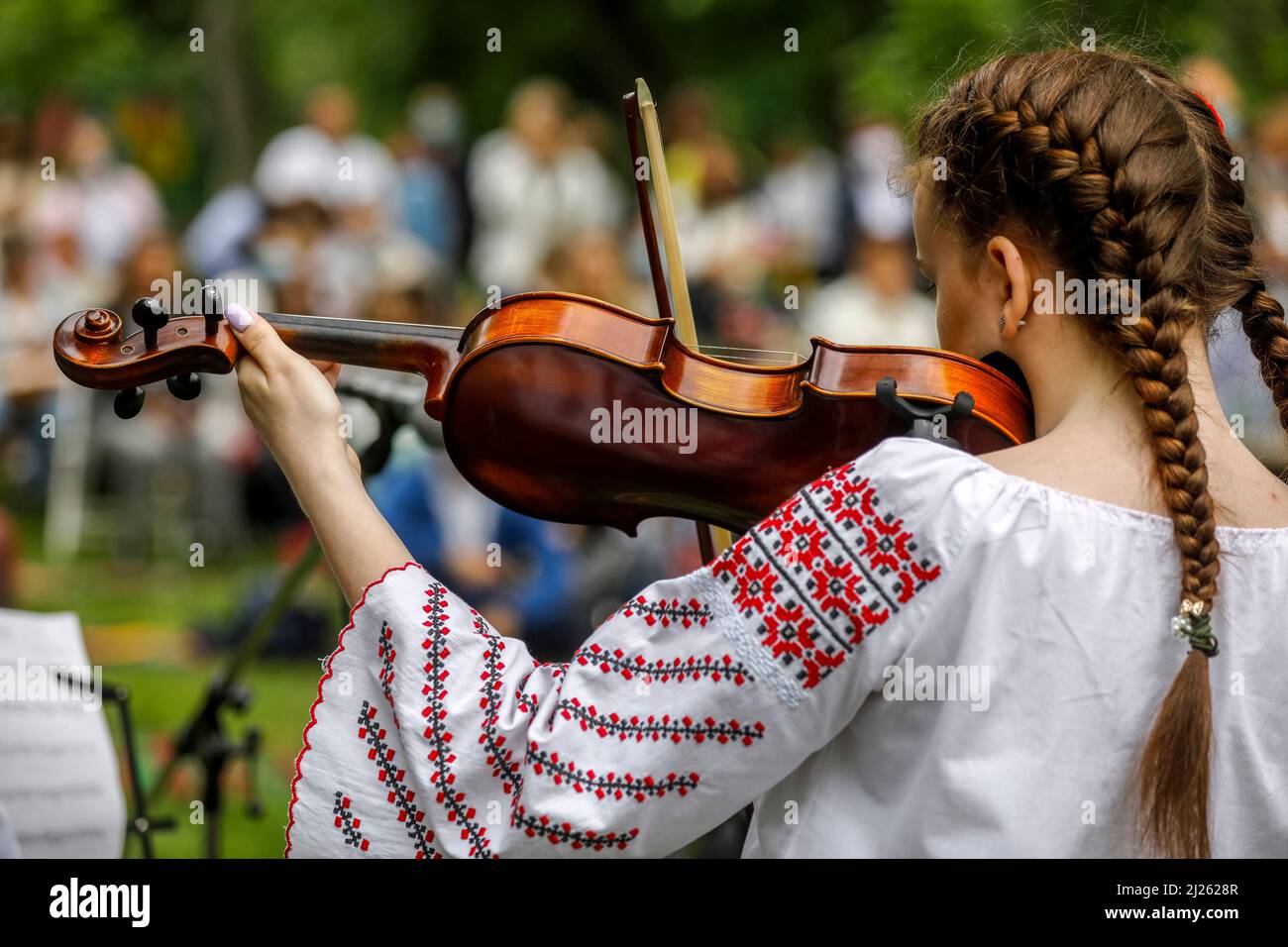 Konzert am Ende des Schuljahres in einem Chisinau-Park, Moldawien Stockfoto
