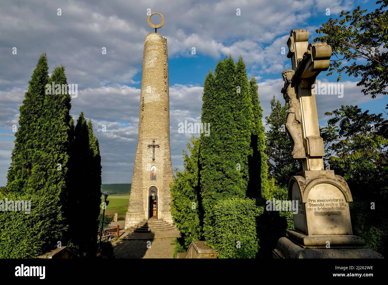 Kruzifix und Kerze der Dankbarkeit (Bougie de la Reconnaissance), Zastinca, Soroca, Moldawien Stockfoto