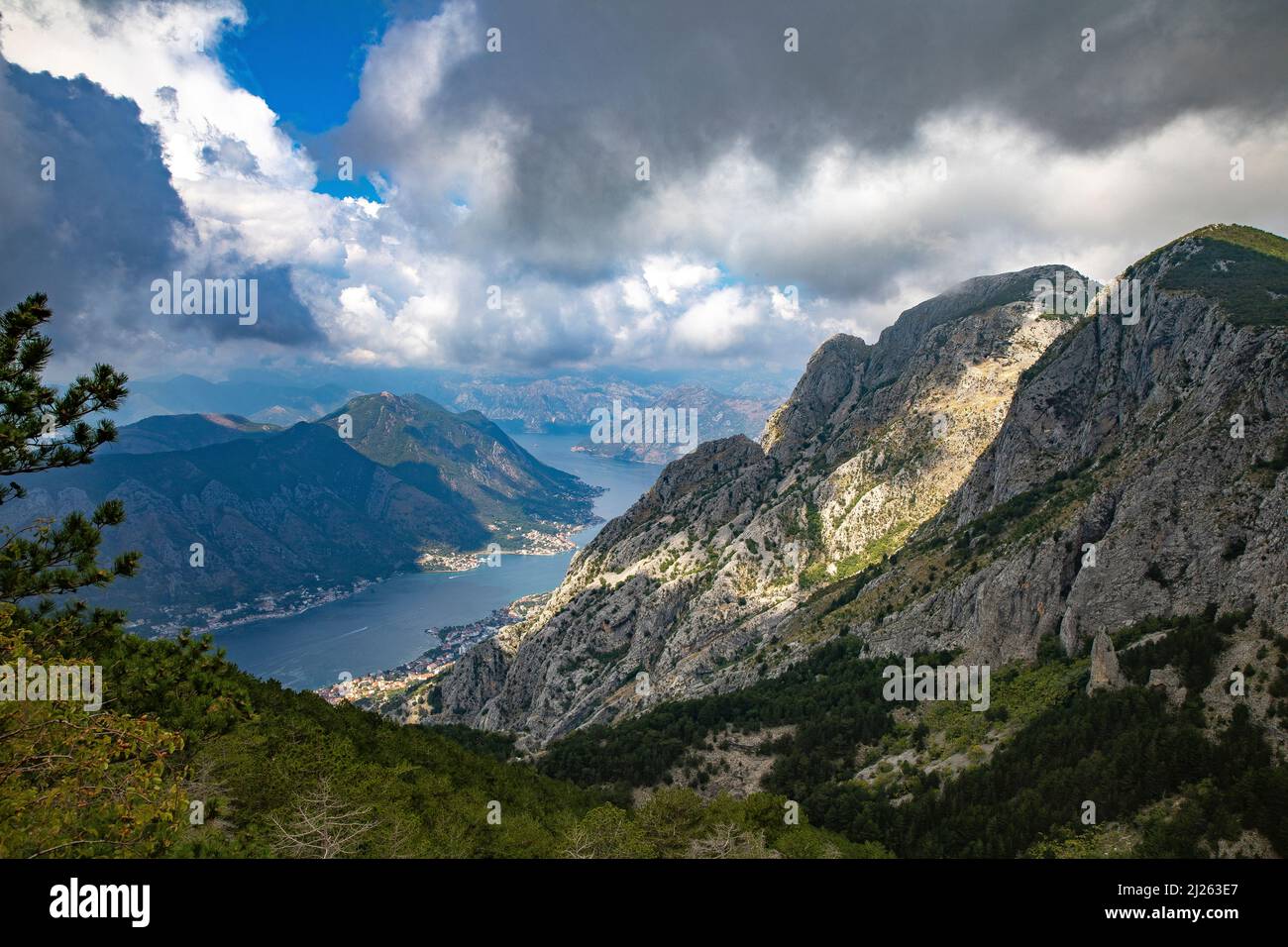 Blick auf die Bucht von Kotor, Montenegro Stockfoto