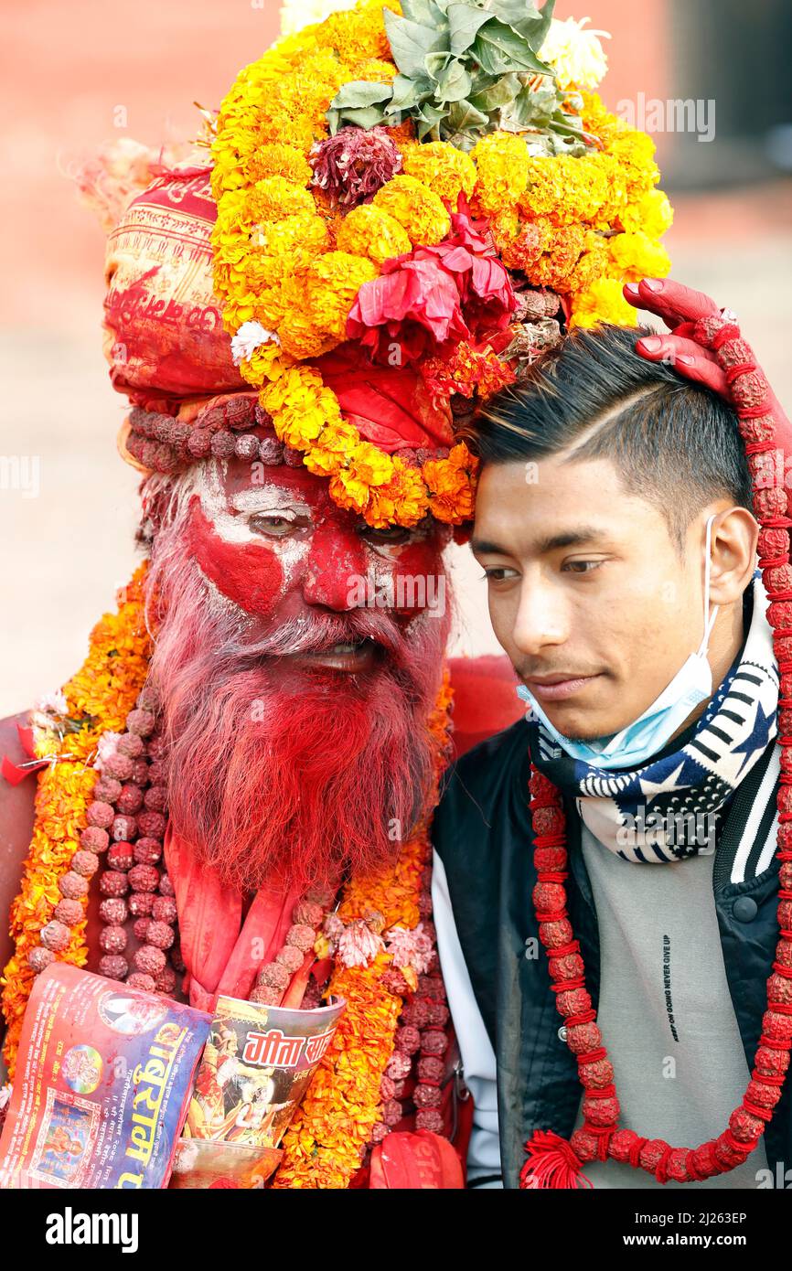 Sadhu oder heiliger Mann am hinduistischen Wallfahrtsort Pashupatinath. Sadhus sind Männer, die auf alle materiellen Anhaftungen verzichtet haben, um sich auf ihre spirituellen zu konzentrieren Stockfoto