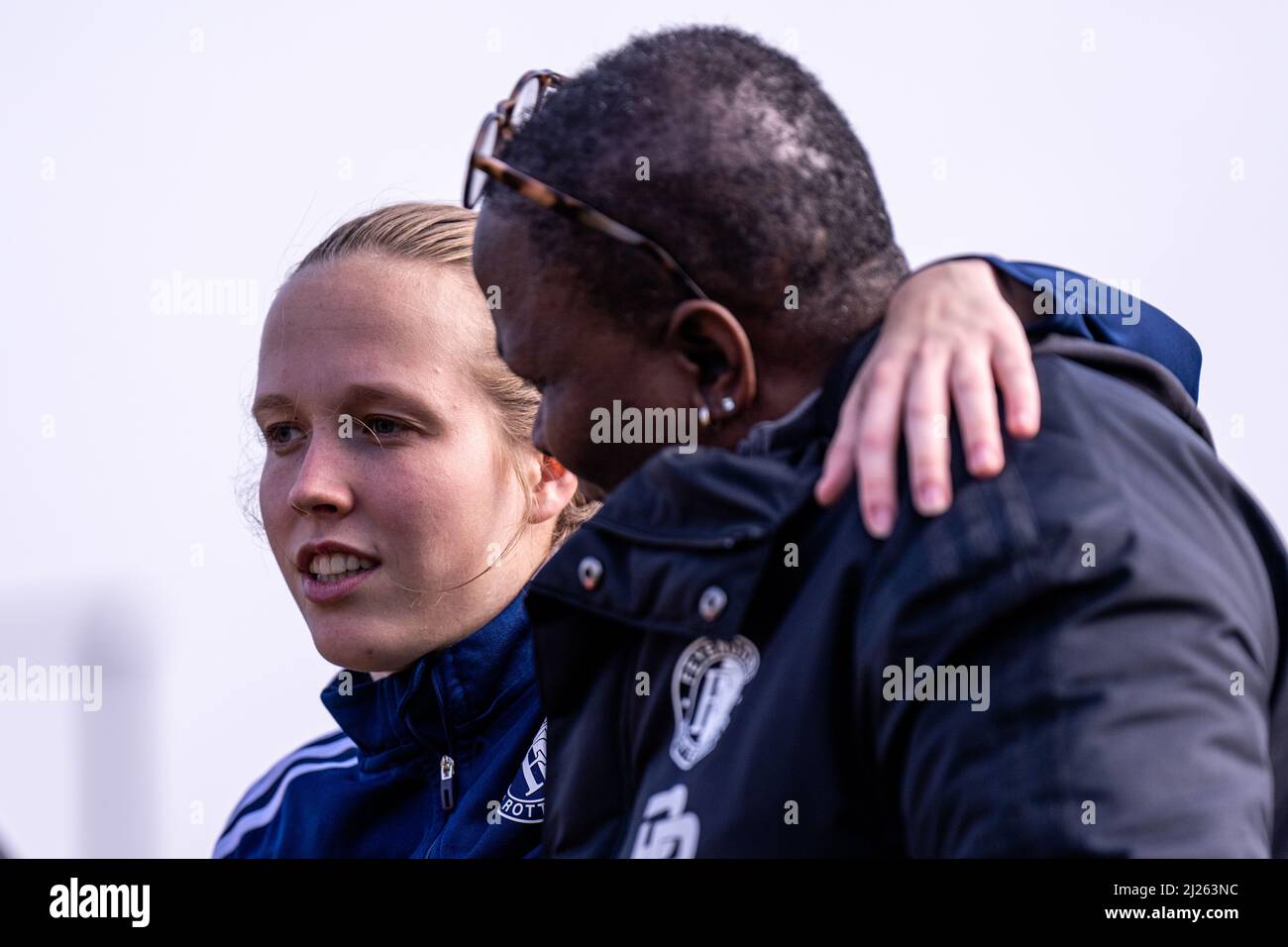 Rotterdam - (l-r) Manique de Vette von Feyenoord, Jonara Bernardina von Feyenoord während der Trainingseinheit in Nieuw Varkenoord am 29. März 2022 in Rotterdam, Niederlande. (Box-to-Box-Bilder/Yannick Verhoeven) Stockfoto