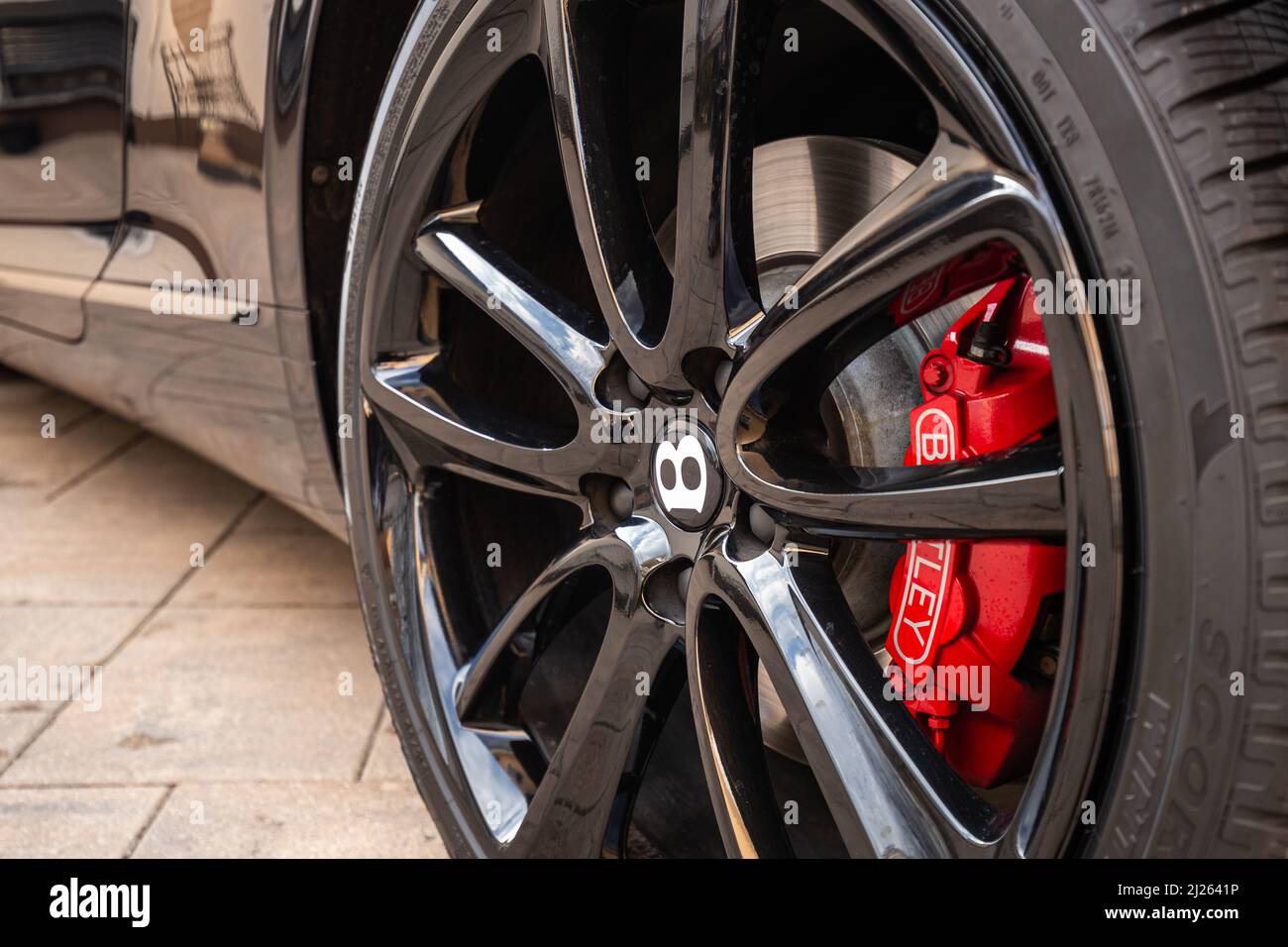 Slowenien, Ljubljana - März 9 2022: Bentley-Emblem des Luxuswagens. Stockfoto