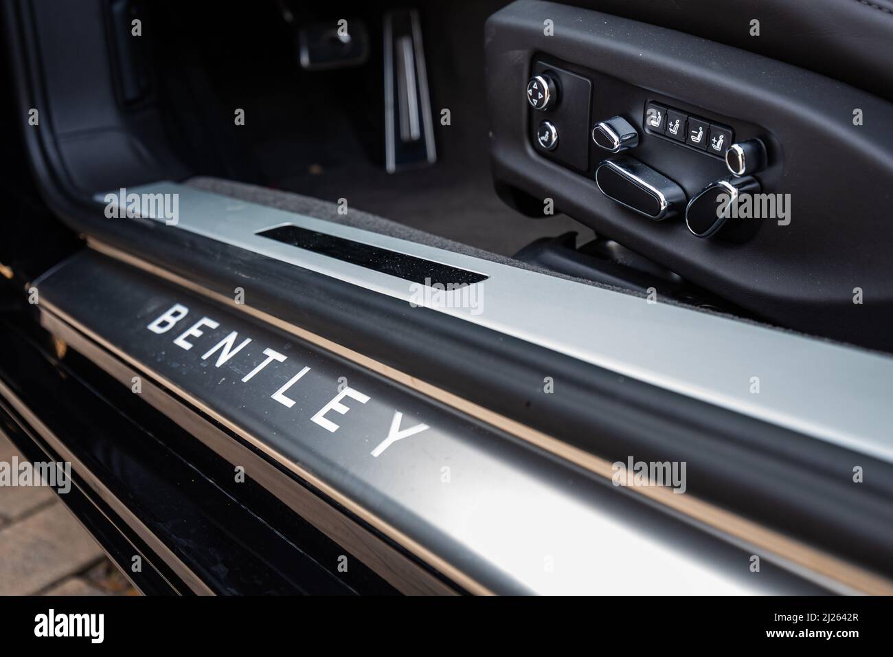 Slowenien, Ljubljana - März 9 2022: Bentley-Emblem des Luxuswagens. Stockfoto