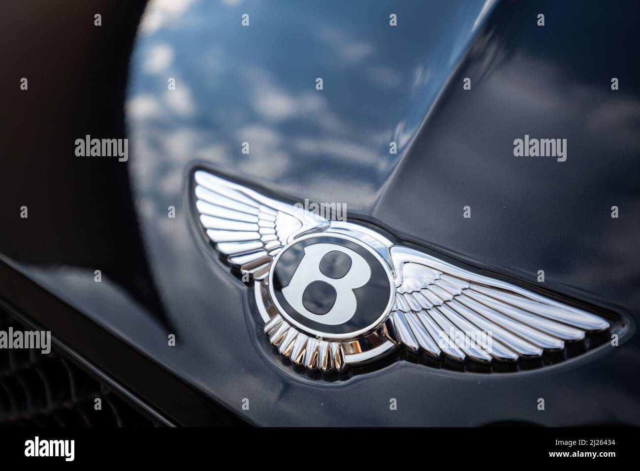Slowenien, Ljubljana - März 9 2022: Bentley-Emblem des Luxuswagens. Stockfoto