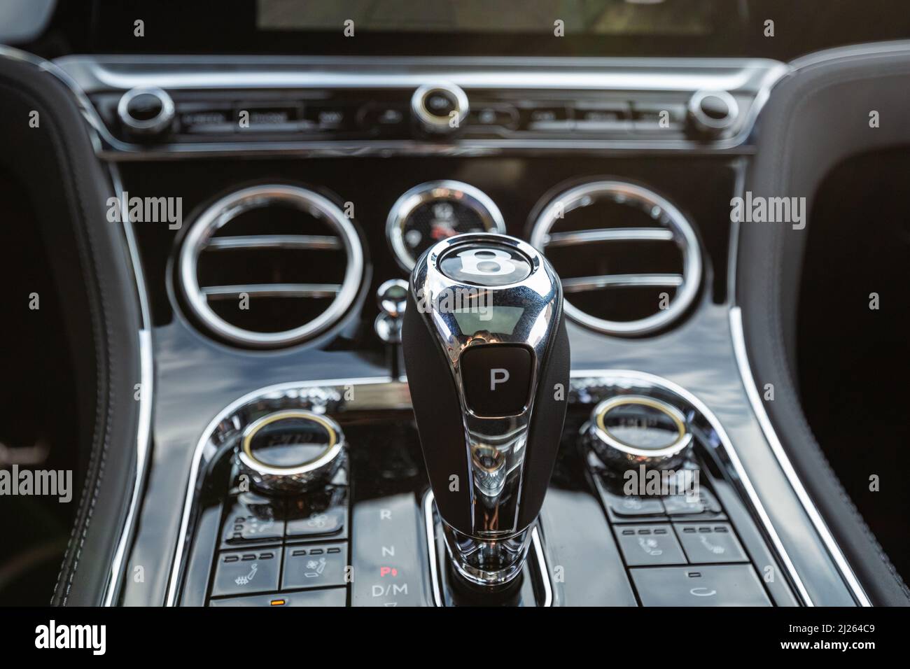 Slowenien, Ljubljana - März 9 2022: Bentley-Emblem des Luxuswagens. Stockfoto