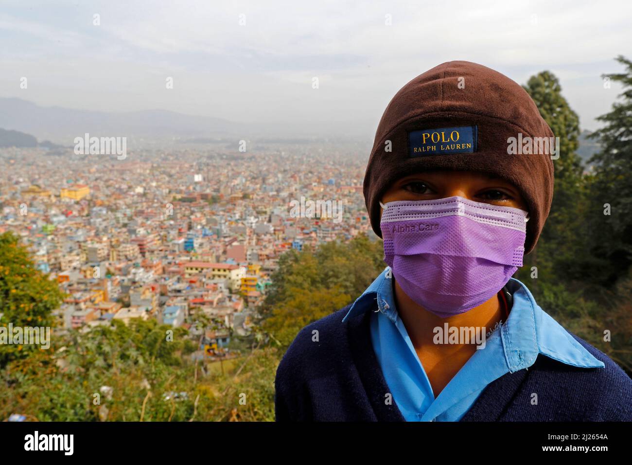 Grundschule. Porträt eines Schülers, der während der Pandemie von Covid-19 eine chirurgische Maske trug. Stockfoto