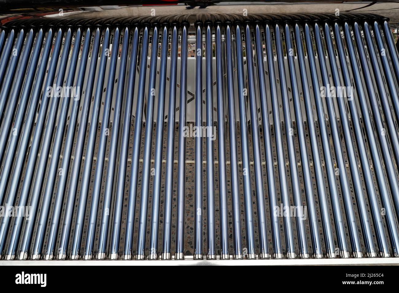 Umweltfreundliche Warmwasserheizung auf einem Haus. Stockfoto
