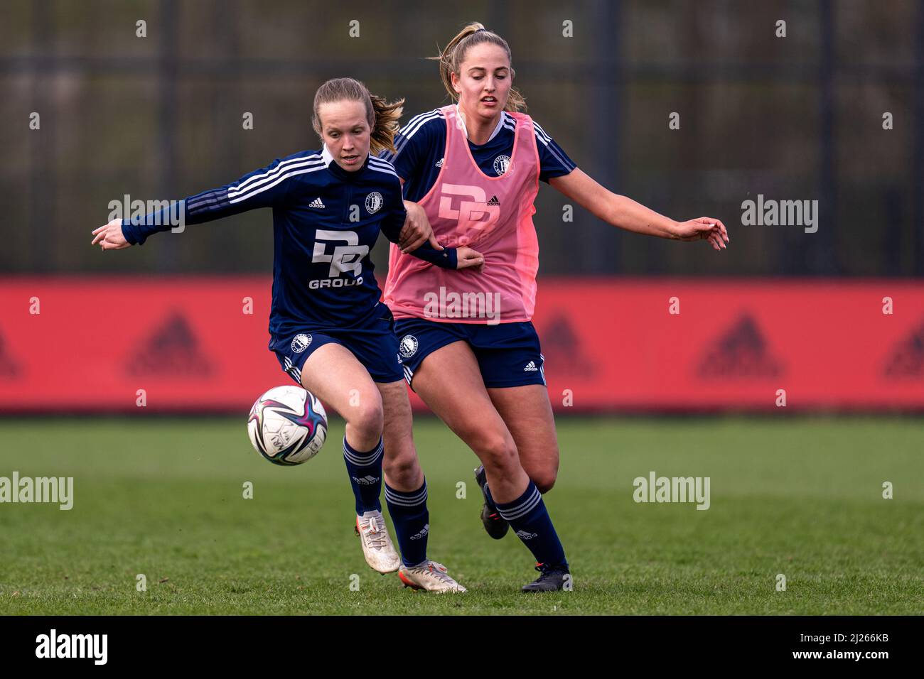 Rotterdam - (l-r) Manique de Vette von Feyenoord Vrouwen 1, Yara Helderman von Feyenoord Vrouwen 1 während des Trainings in Nieuw Varkenoord am 29. März 2022 in Rotterdam, Niederlande. (Box-to-Box-Bilder/Yannick Verhoeven) Stockfoto