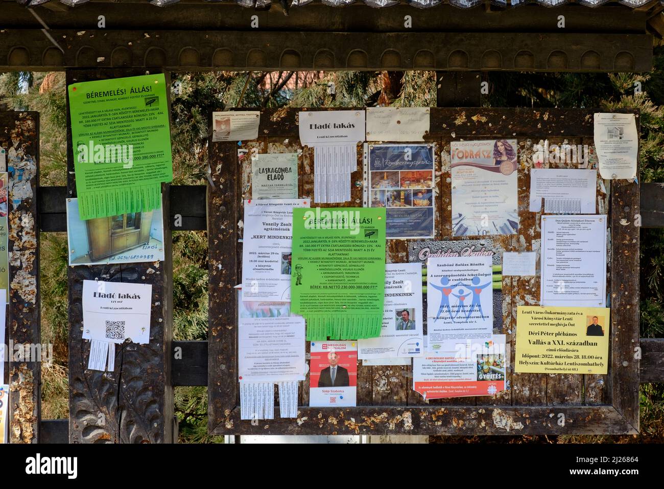 Traditionelle Tafel in mehreren fixierten Mitteilungen in lenti Stadtzentrum zala County ungarn abgedeckt Stockfoto