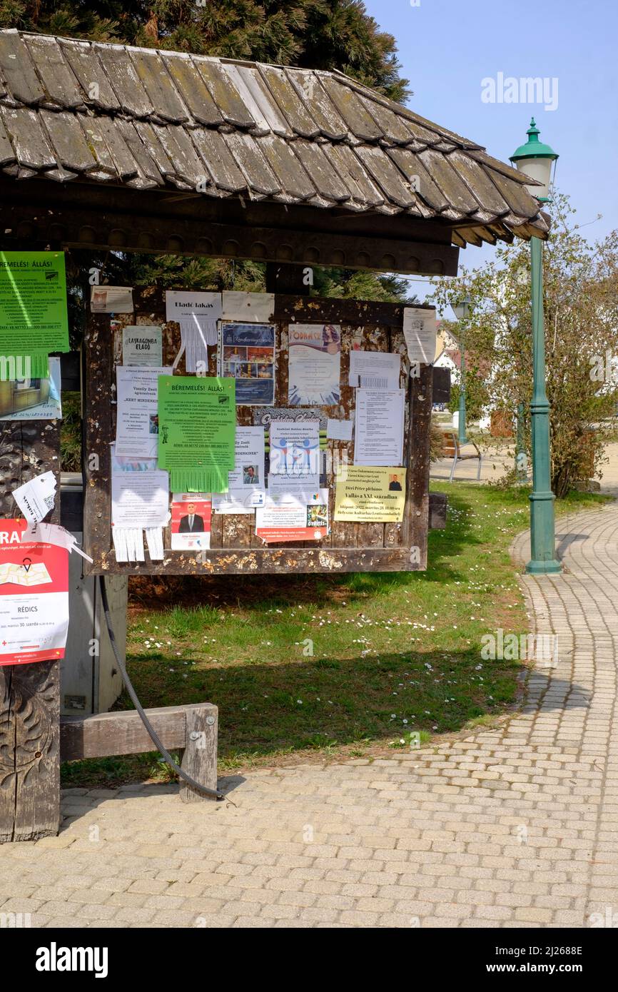 Traditionelle Tafel in mehreren fixierten Mitteilungen in lenti Stadtzentrum zala County ungarn abgedeckt Stockfoto