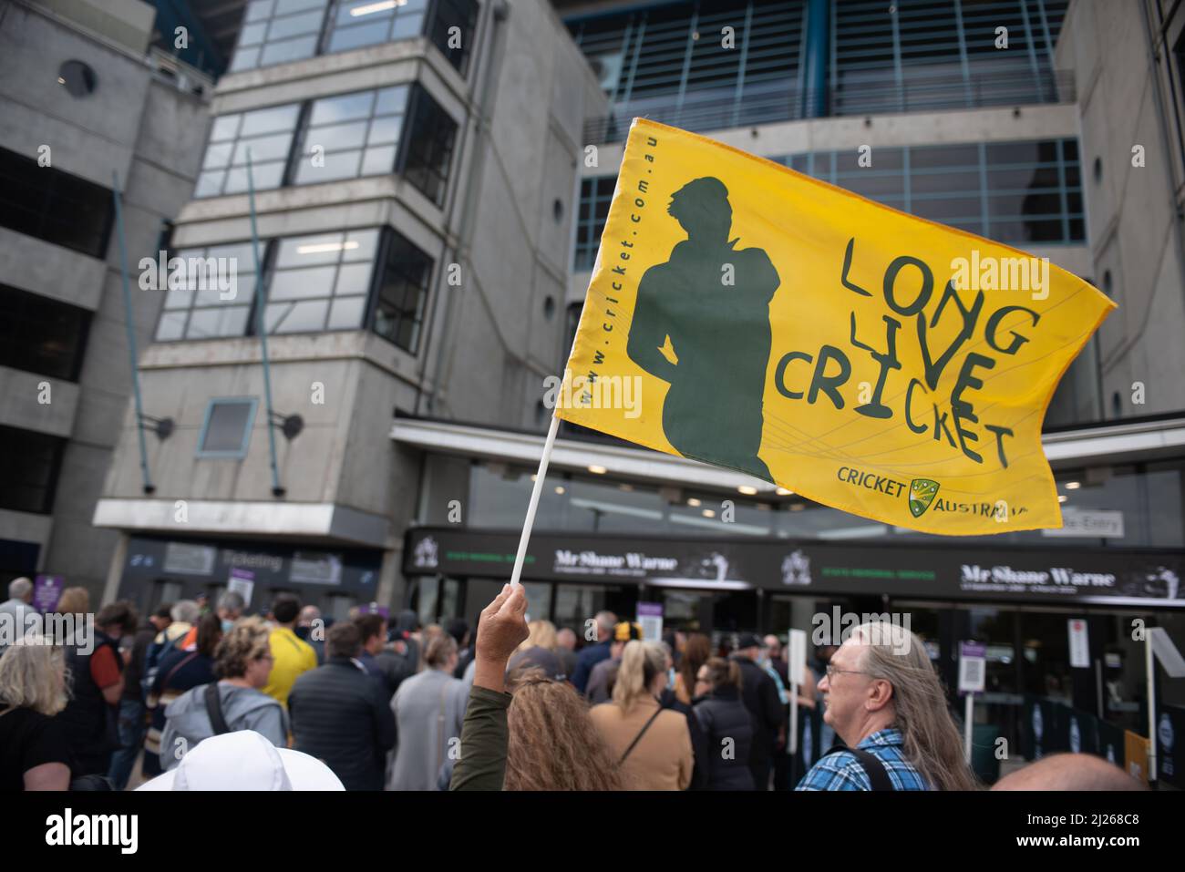 Melbourne, Australien. 30.. März 2022. Ein Fan, der das Shane Warne Memorial im MCG besucht, winkt mit der Aufschrift „Long Live Cricket“. Quelle: Jay Kogler/Alamy Live News Stockfoto