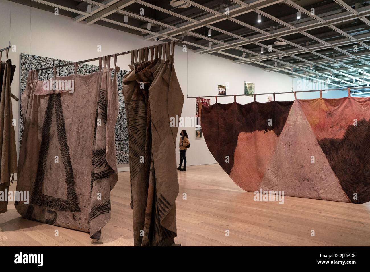 Das Kunstwerk auf Stoff von Duane Linklater, einer kanadischen First Nations-Künstlerin aus Omaskêko Cree-Abstammung, ist Teil der Whitney Biennale 2022. Stockfoto