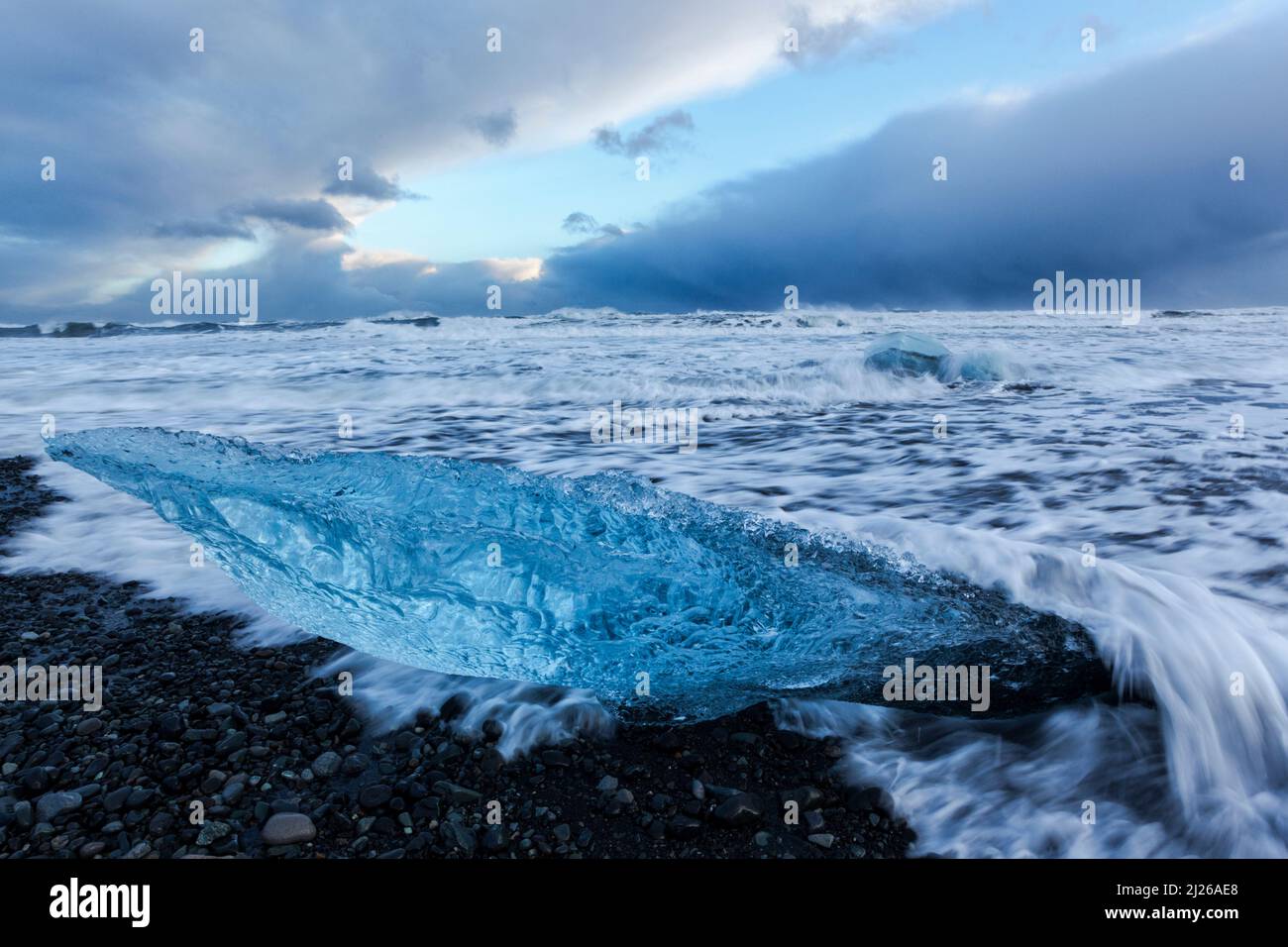 Eisberg-Reste wuschen am Strand von Jökulsarlön, wo Eisberge aus der Jökulsarlön-Lagune in Island fließen Stockfoto