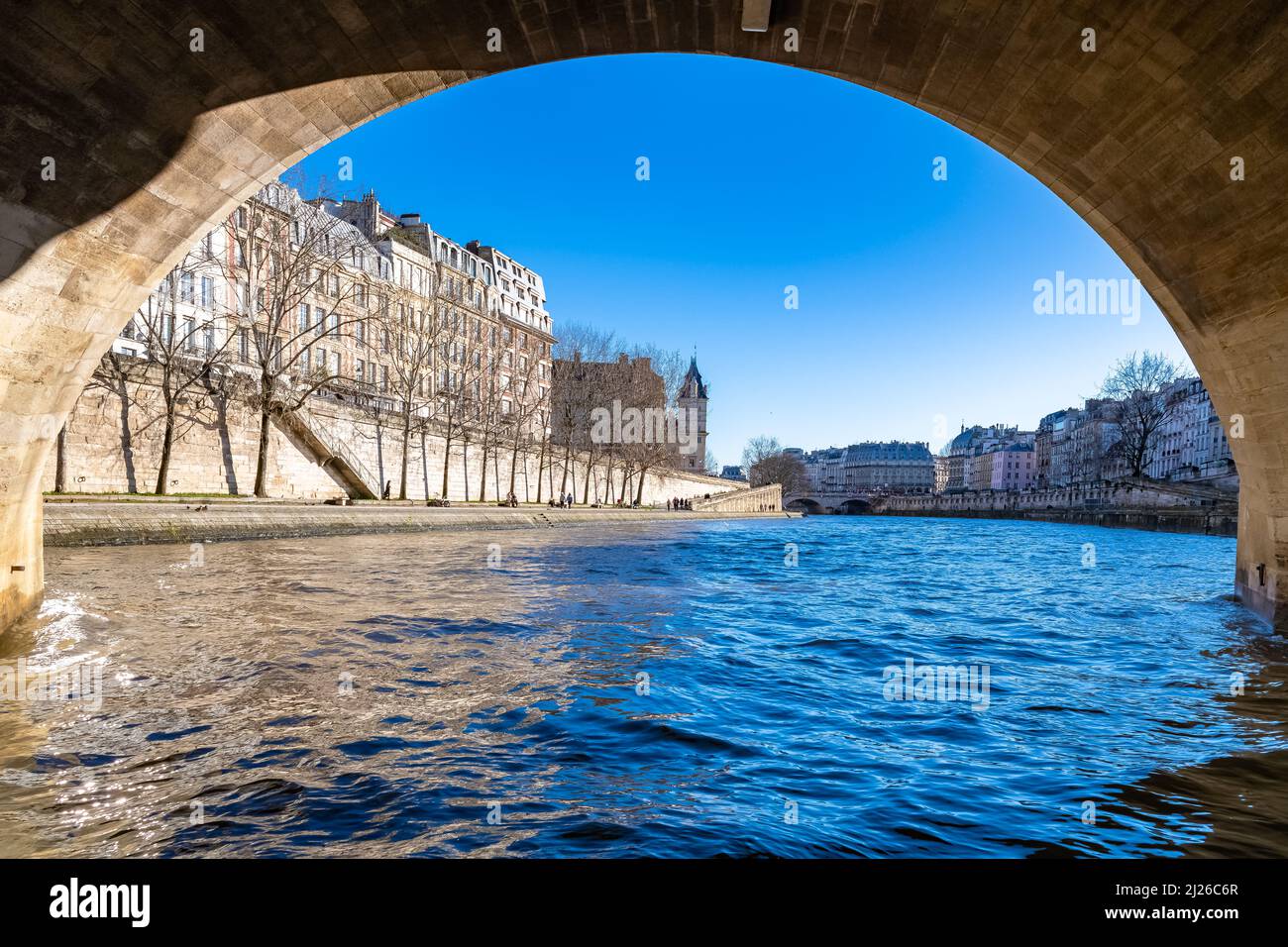 Paris, unter der Pont-Neuf an der seine, mit dem Quai des Orfevres und dem Tribunal Stockfoto