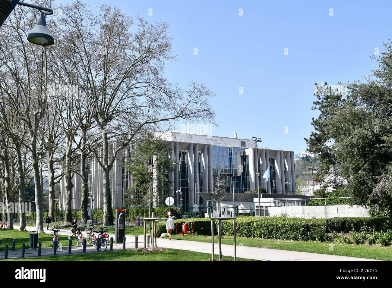 Ein Blick zeigt die Fassade des Interpol World Headquarter, das sich in der Nähe des Tete d'Or Parks in Lyon (Zentralfrankreich) befindet. Stockfoto