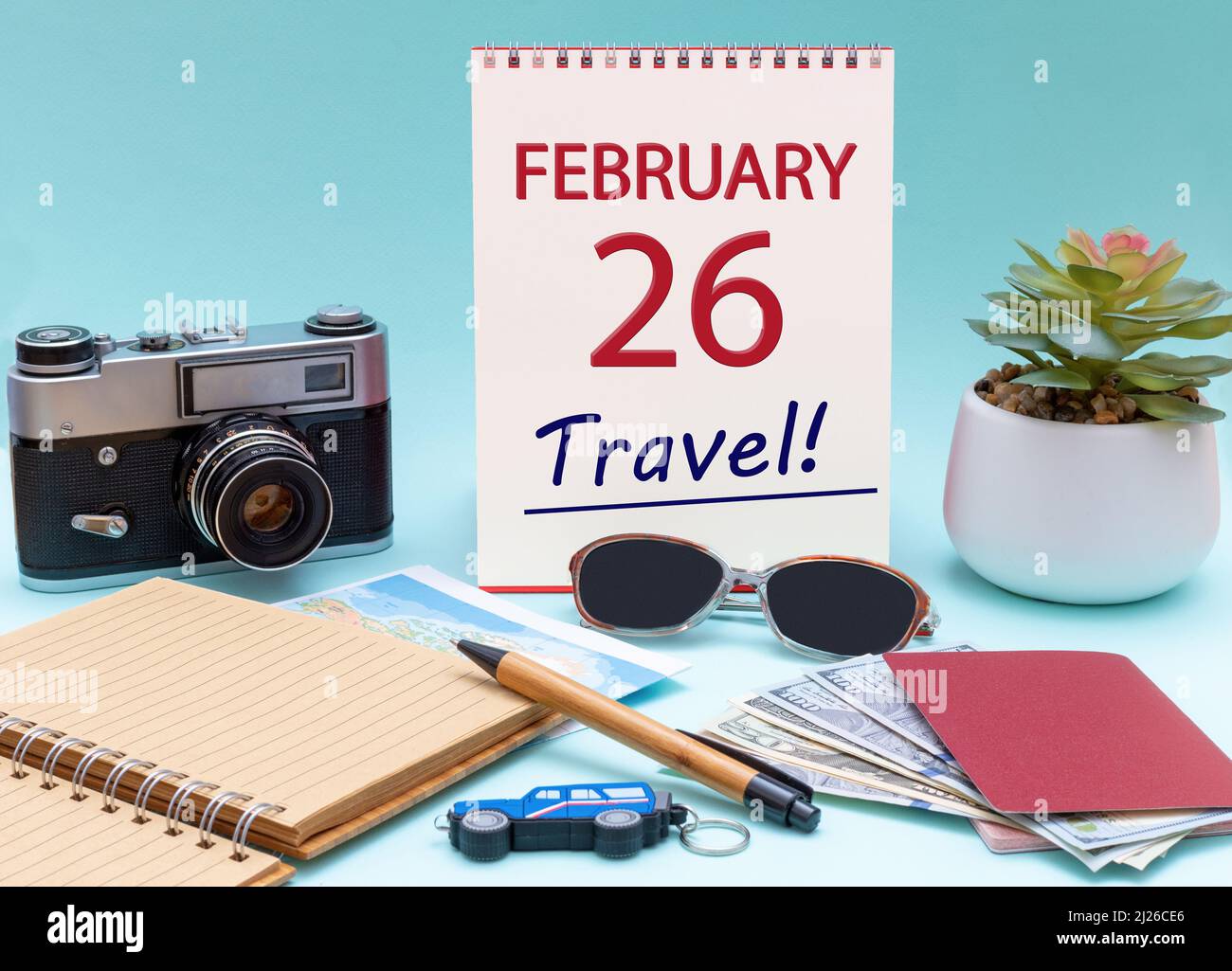 26. Tage im Februar. Reiseplanung, Urlaubsreise - Kalender mit dem Datum 26 Februar Brille Notizblock Pen Kamera Cash Pässe. Winter Monat, Tag Stockfoto