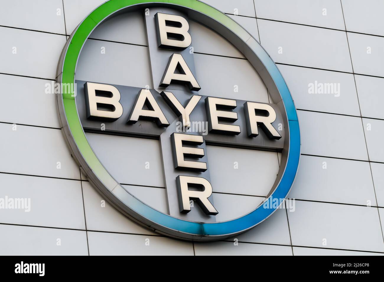 BRÜSSEL, BELGIEN. 24.. März 2022. Bayer-Firmenlogo. Bayer ist ein multinationales deutsches Pharma- und Life-Sciences-Unternehmen Stockfoto