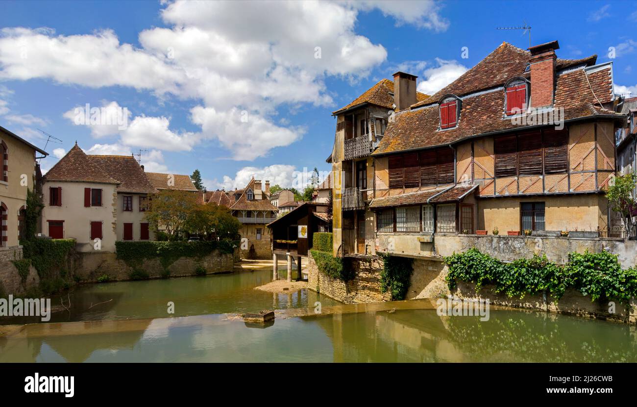 Das Dorf von der Brücke des Mondes aus gesehen. Der Fluss 'Le Saleys'. Salzstadt. Salies-de-Bearn, Pyrenäen-Atlantiques, Frankreich Stockfoto