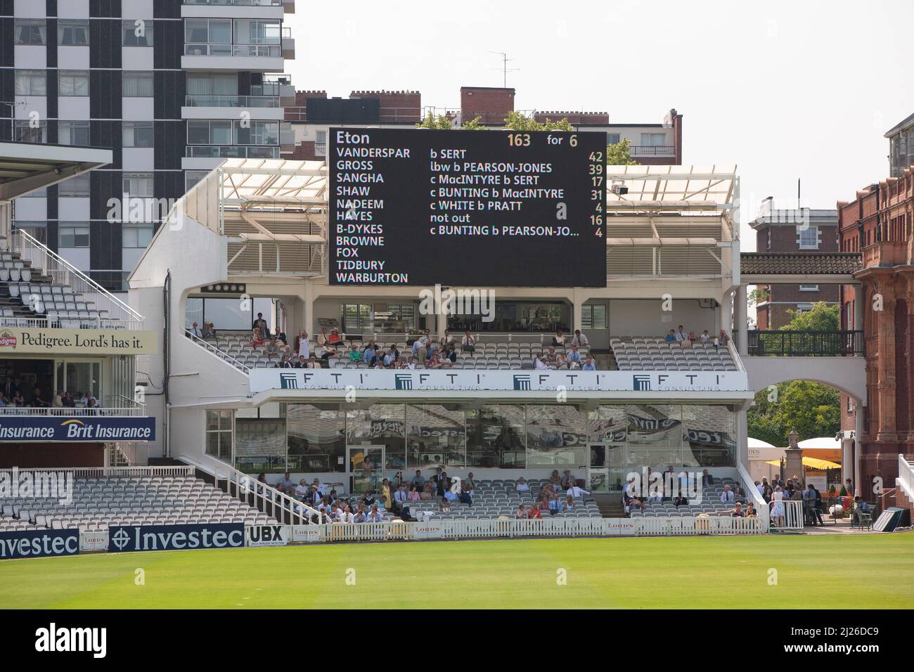 Allgemeine Ansicht des Bodens und Anzeigetafel während des jährlichen Cricket-Spiels Eton gegen Harrow bei Lords. Bild von James Boardman Stockfoto