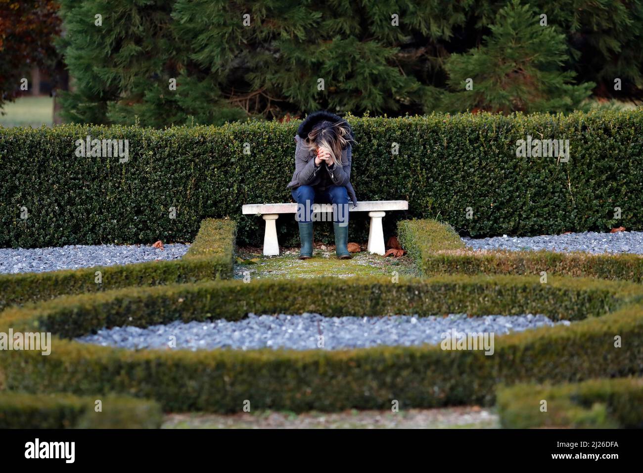 Christliche Frau, die Gott in der Natur betet. Stockfoto