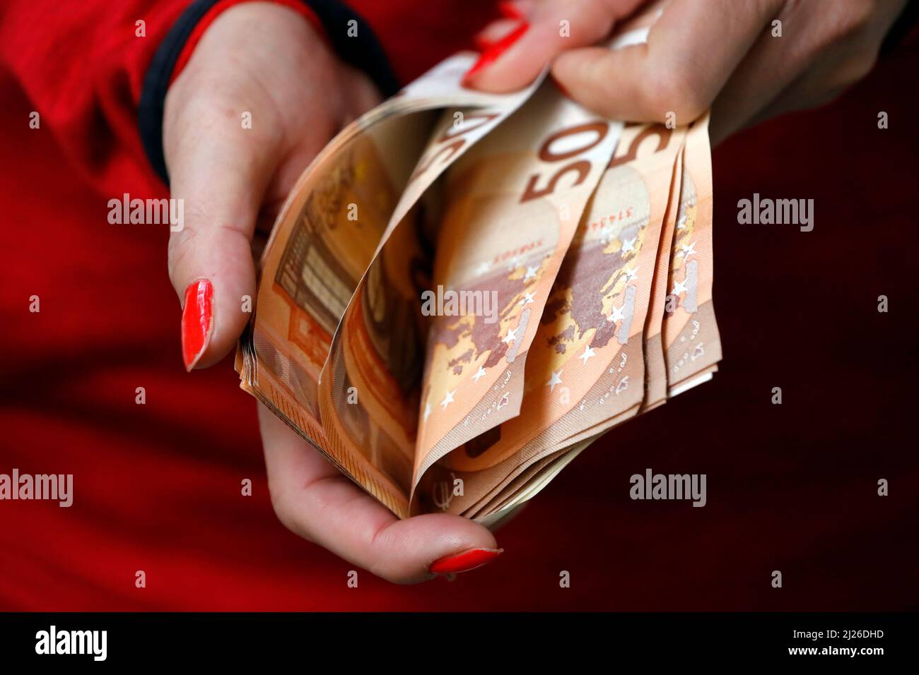 Frau hält Geldscheine der Euro-Währung. Zahlungs- und Bargeldkonzept. Konzept von illegalem Geld und Gier. Stockfoto