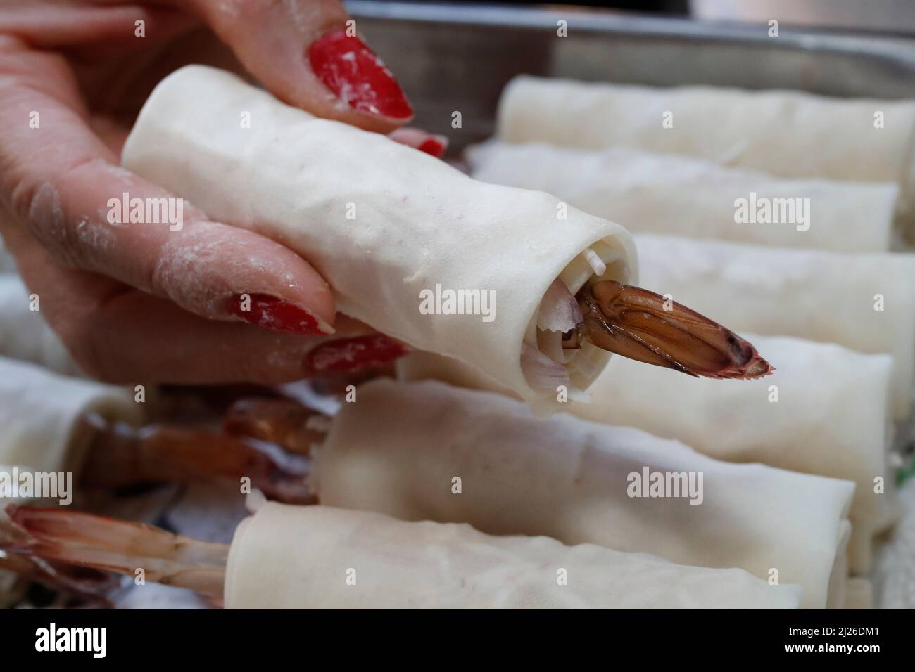 Asiatische Küche. Authentische vietnamesische Frühlingsrollen mit Garnelen. (Nem). Stockfoto