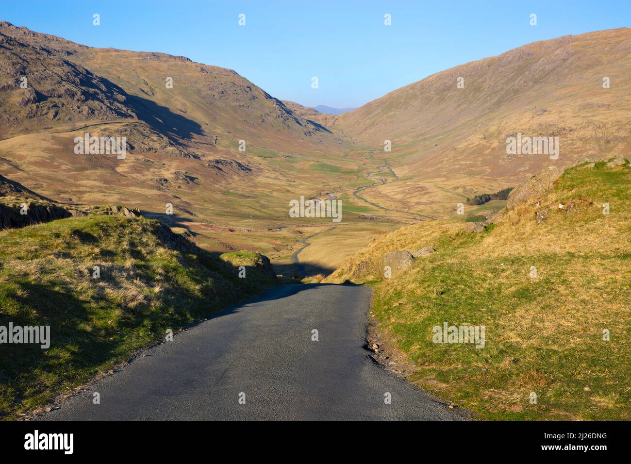 Von der Spitze des Hardknott Passes nach Osten zum Wrynose Pass. Der Lake District, Cumbria, England Stockfoto