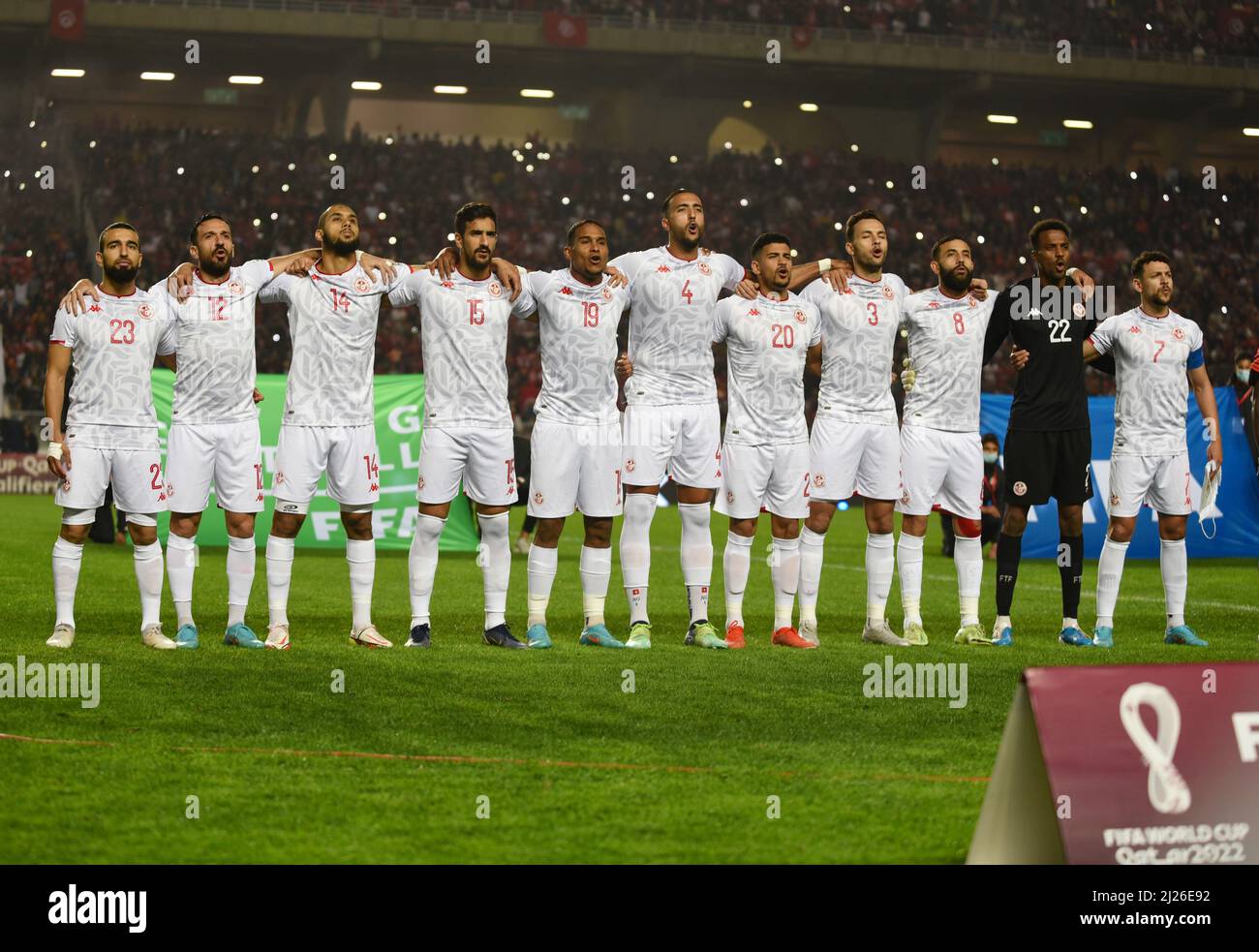 Tunis, Tunesien. 29. März 2022. Die tunesischen Spieler singen die Nationalhymne während der zweiten Etappe des Fußballspiels der afrikanischen Qualifikanten der Qatar World Cup 2022 zwischen Tunesien und Mali im Olympiastadion Hamadi Agrebi in der Stadt Rades Final Score First Match; Tunesien 1:0 Mali, Second Match; Tunesien 0:0 Mali. (Foto von Jdidi Wassim/SOPA Images/Sipa USA) Quelle: SIPA USA/Alamy Live News Stockfoto