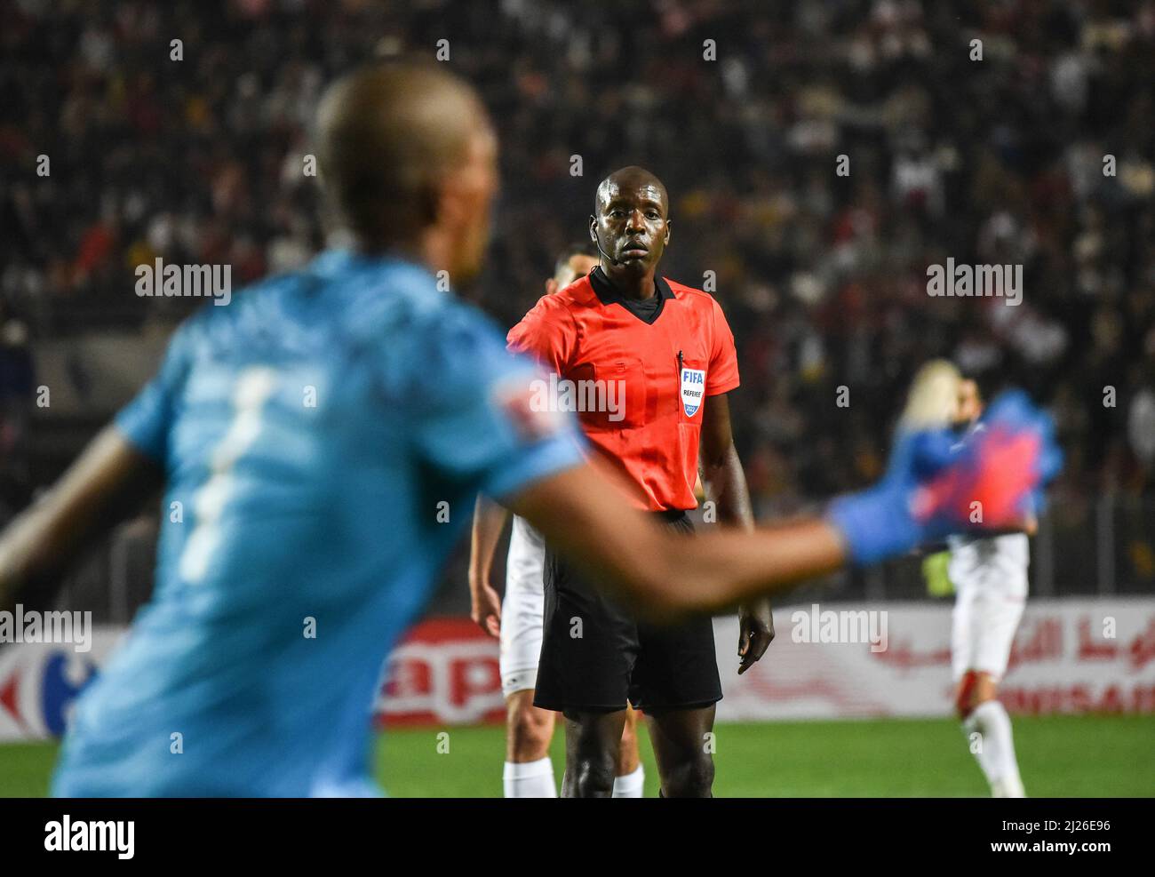 Tunis, Tunesien. 29. März 2022. Refree Maguette Ndaye in Aktion während der zweiten Etappe des Fußballspiels der afrikanischen Qualifikanten der Qatar World Cup 2022 zwischen Tunesien und Mali im Olympiastadion Hamadi Agrebi in der Stadt Rades Endstand 1. Spiel; Tunesien 1:0 Mali, 2. Spiel; Tunesien 0:0 Mali. (Foto von Jdidi Wassim/SOPA Images/Sipa USA) Quelle: SIPA USA/Alamy Live News Stockfoto