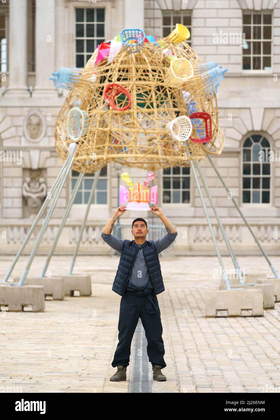 NUR FÜR REDAKTIONELLE VERWENDUNG der Künstler Leeroy New startet seine Installation The Arks of Gimokudan im Somerset House, London. Die Außenanlage, die anlässlich des Earth Day 2022 in Auftrag gegeben wurde, besteht aus drei erhöhten Schiffen, die aus Kunststoffabfällen und recycelten Materialien gebaut wurden. Bilddatum: Mittwoch, 30. März 2022. Stockfoto