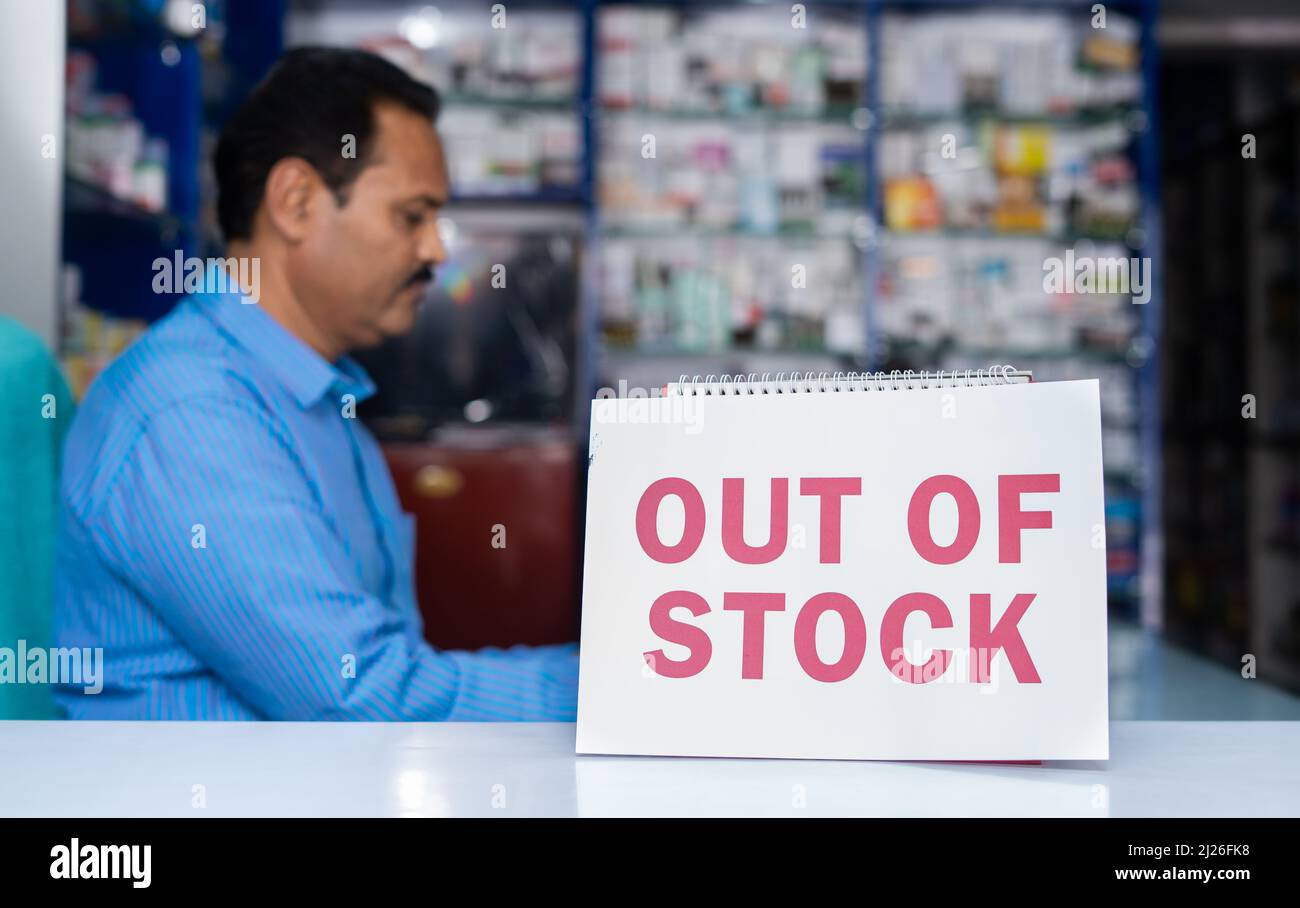 Vergriffen Schild vor medizinischen oder pharmazeutischen Ladentisch platziert - Konzept der ausverkauft und Erhöhung der Damand von Medikamenten. Stockfoto
