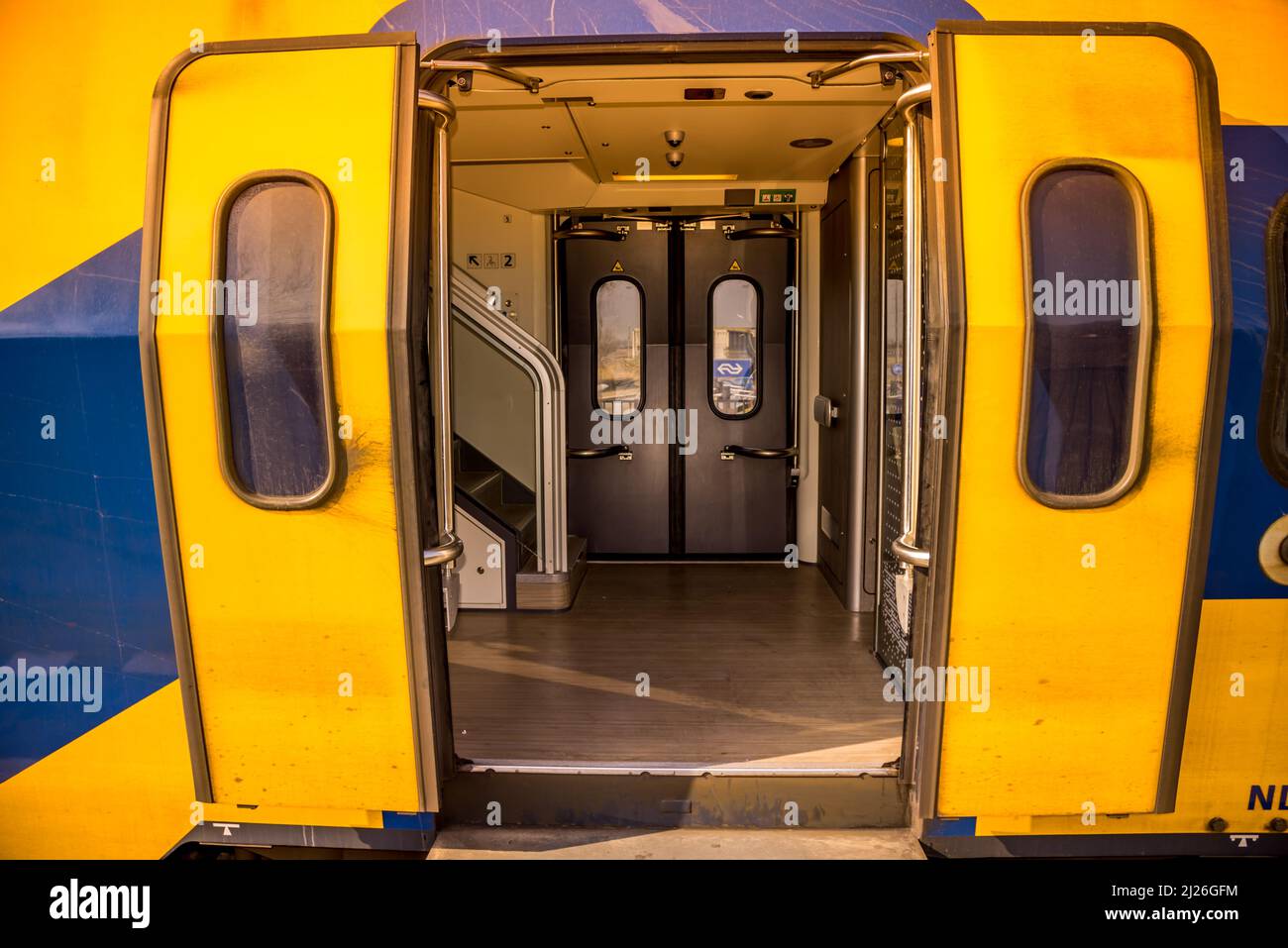 Amsterdam, Niederlande, März 2022. Offene und geschlossene Türen eines holländischen Zuges. Hochwertige Fotos Stockfoto